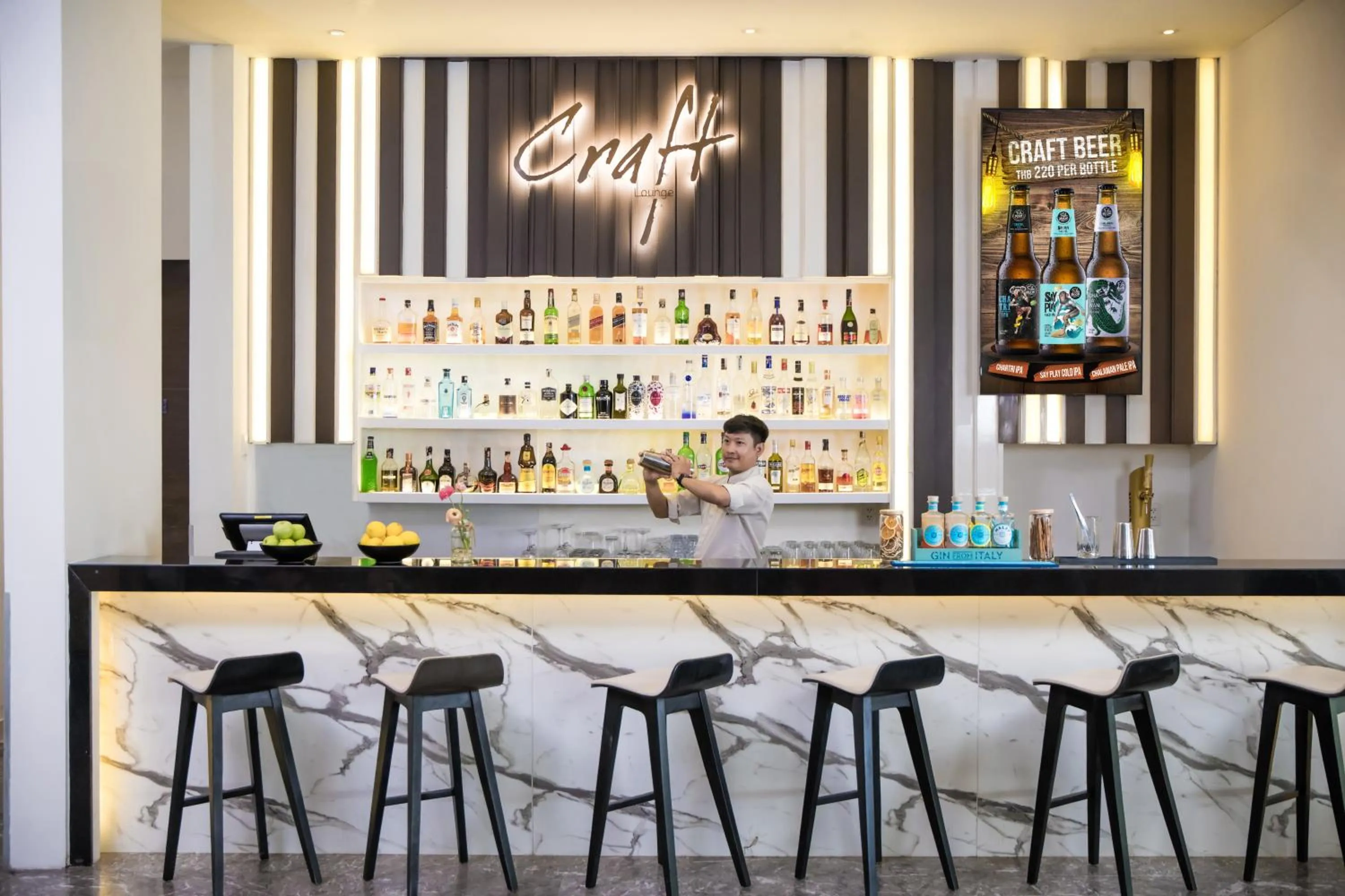 Lounge or bar in Grand Mercure Phuket Patong