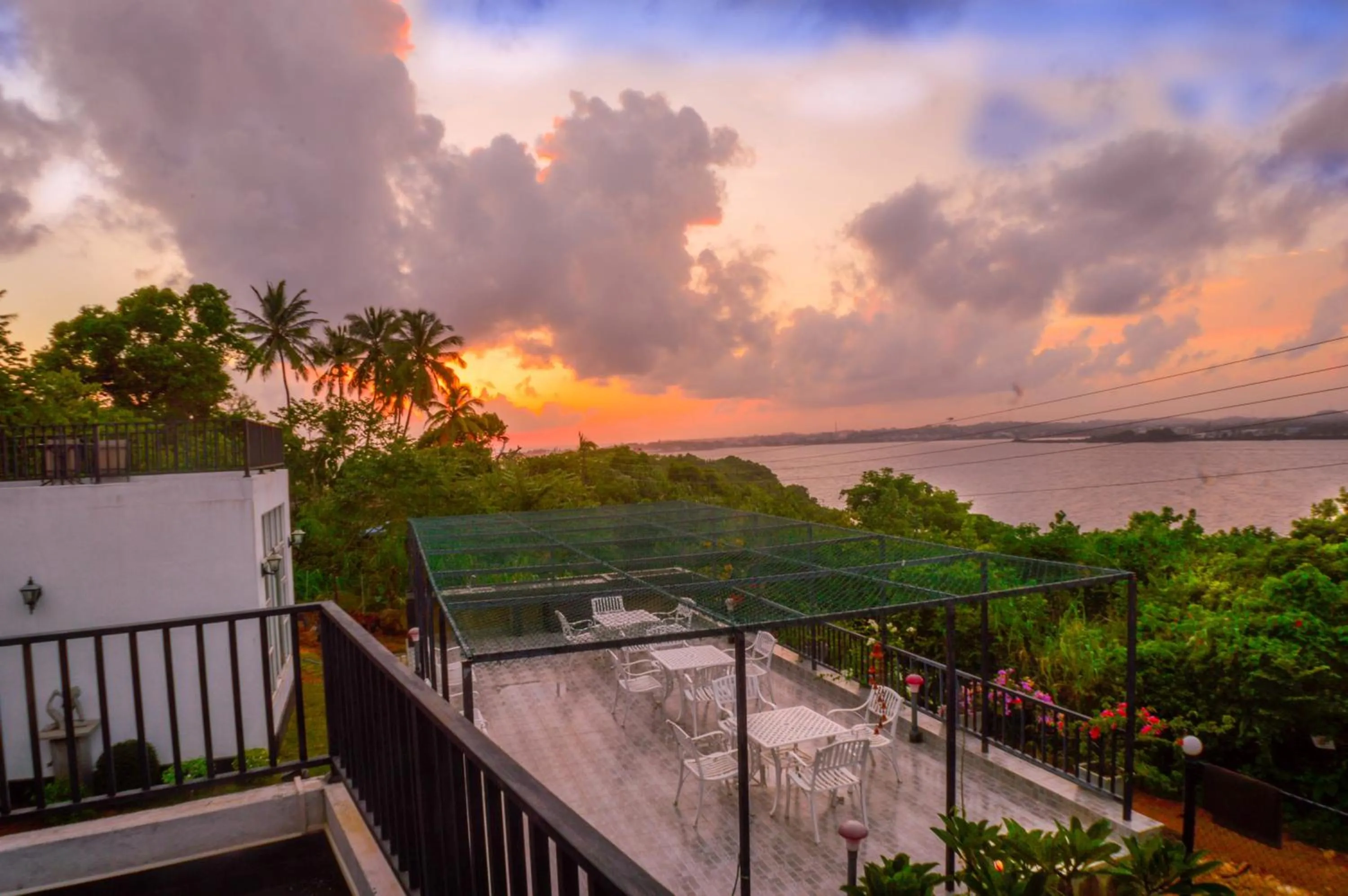 Evening entertainment in Villa Baywatch, Rumassala