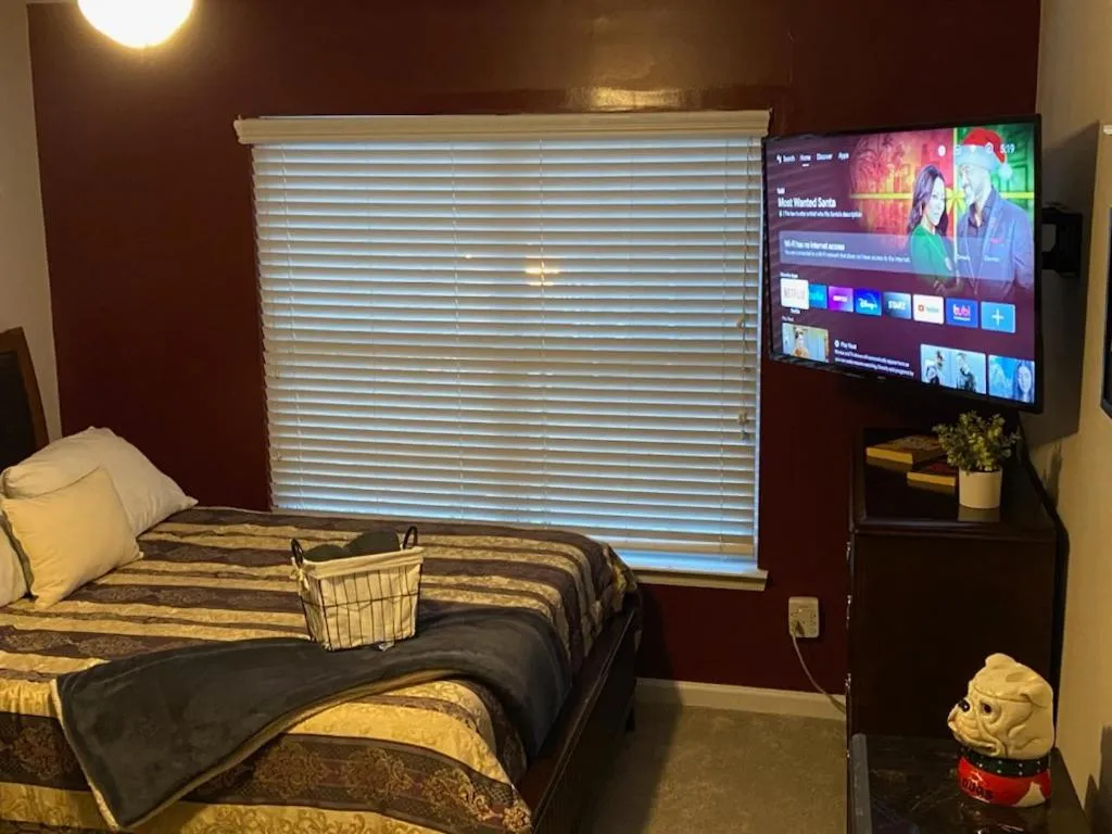 Bed in 4 - Bed home with Cali King Bed, 12 mins to DTWN