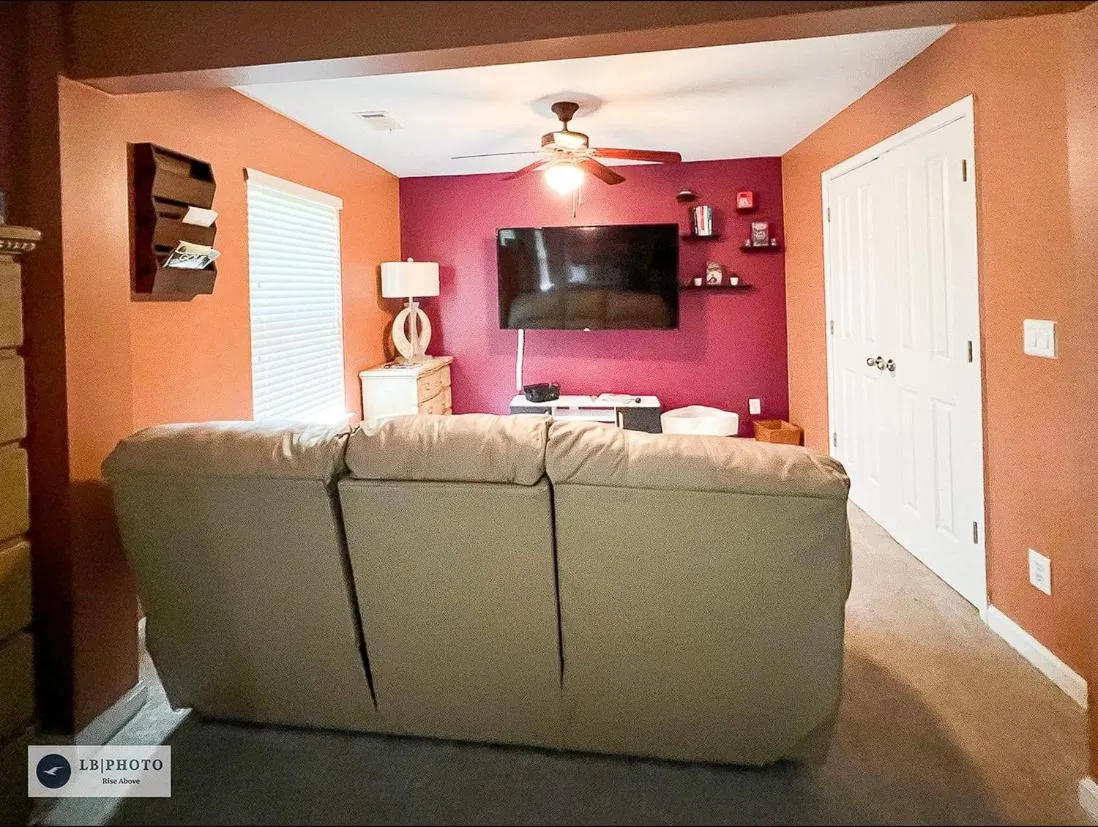 Communal lounge/ TV room in 4 - Bed home with Cali King Bed, 12 mins to DTWN