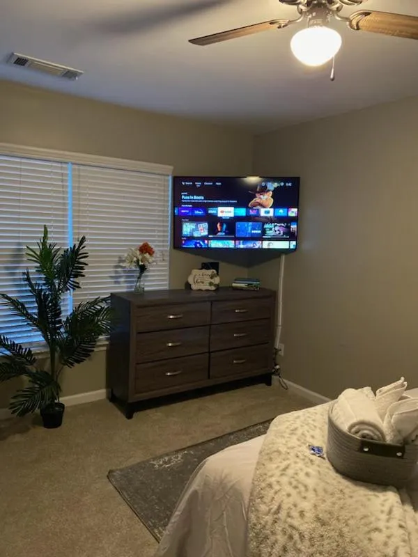 Bed in 4 - Bed home with Cali King Bed, 12 mins to DTWN