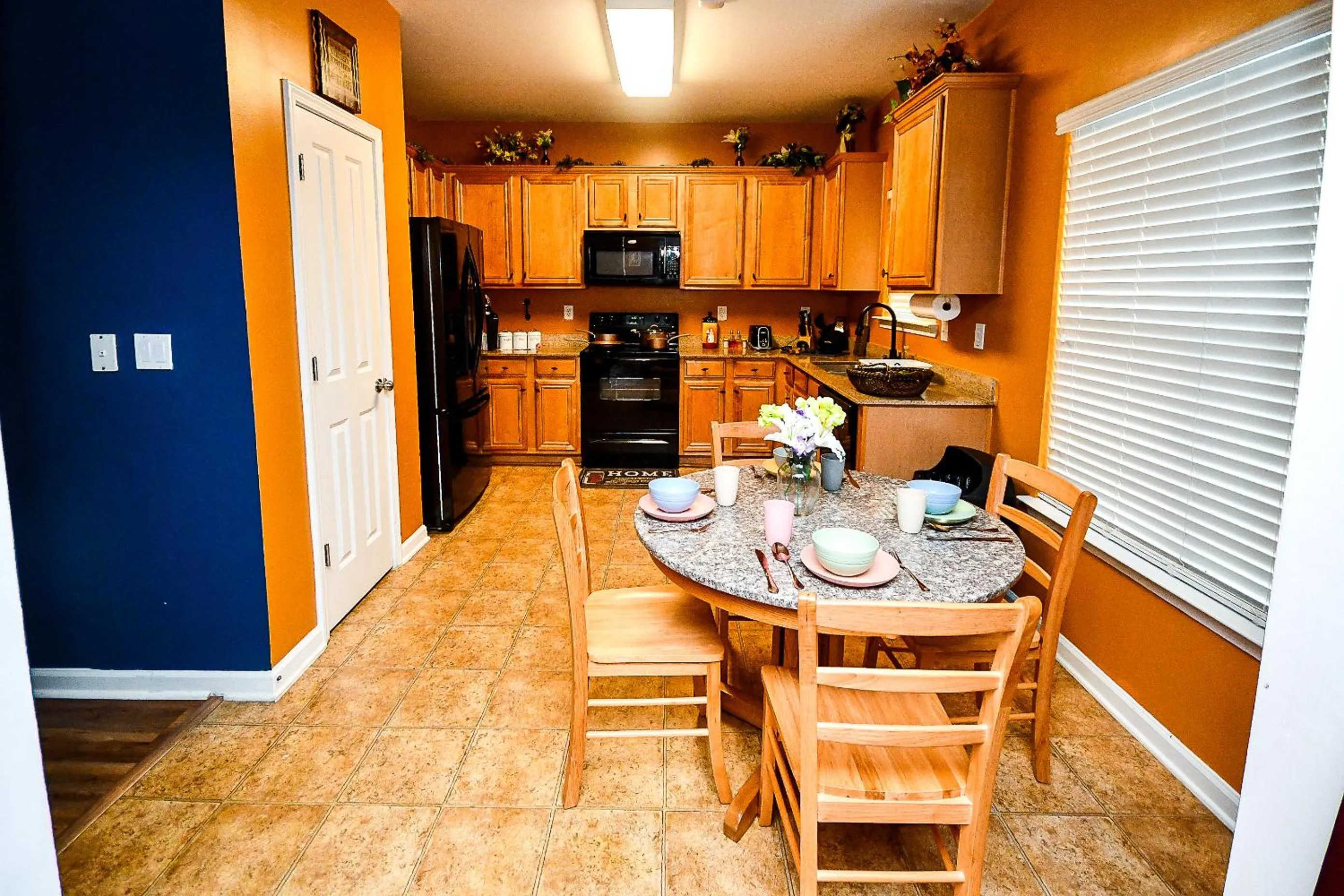 Dinner in 4 - Bed home with Cali King Bed, 12 mins to DTWN