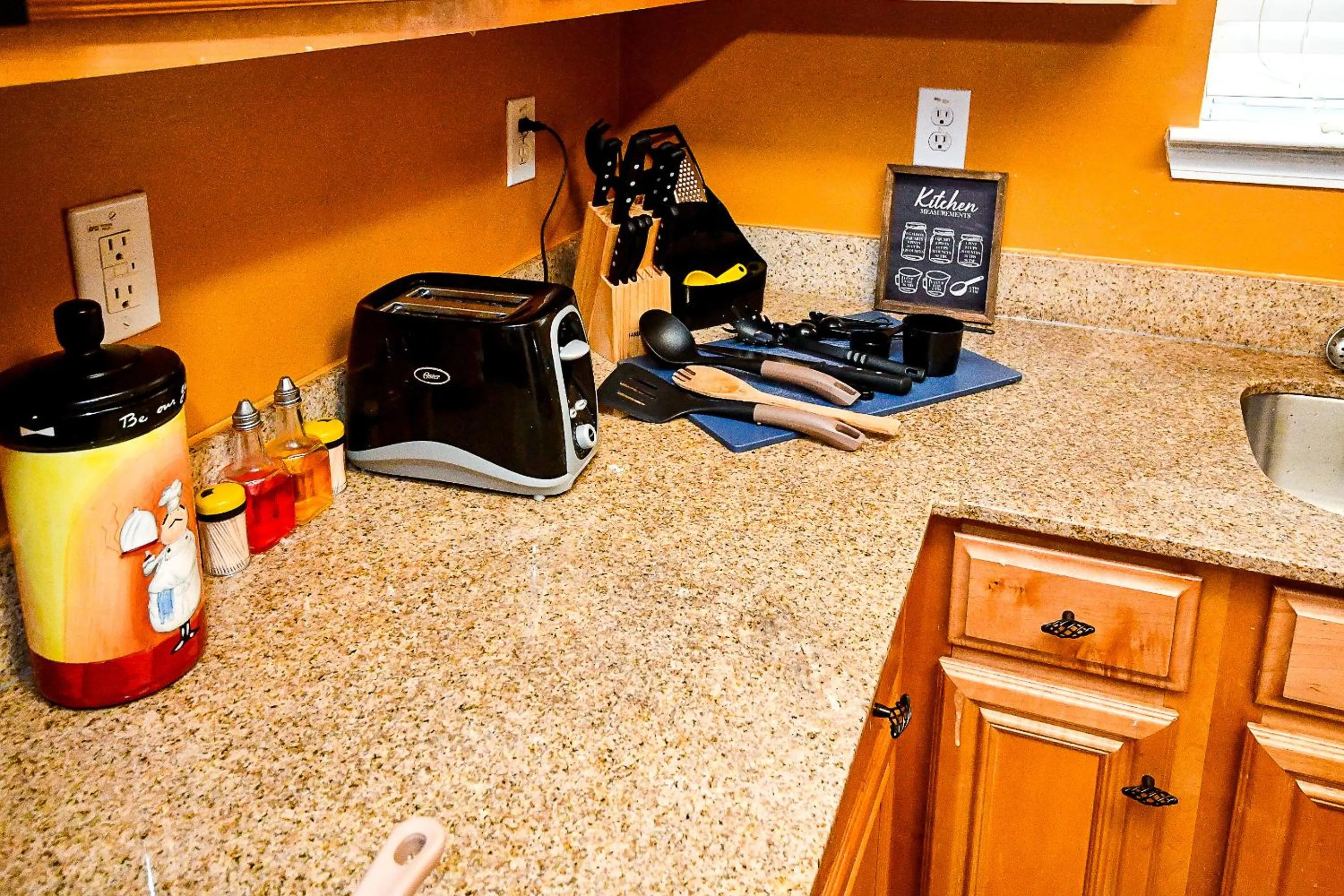 kitchen in 4 - Bed home with Cali King Bed, 12 mins to DTWN