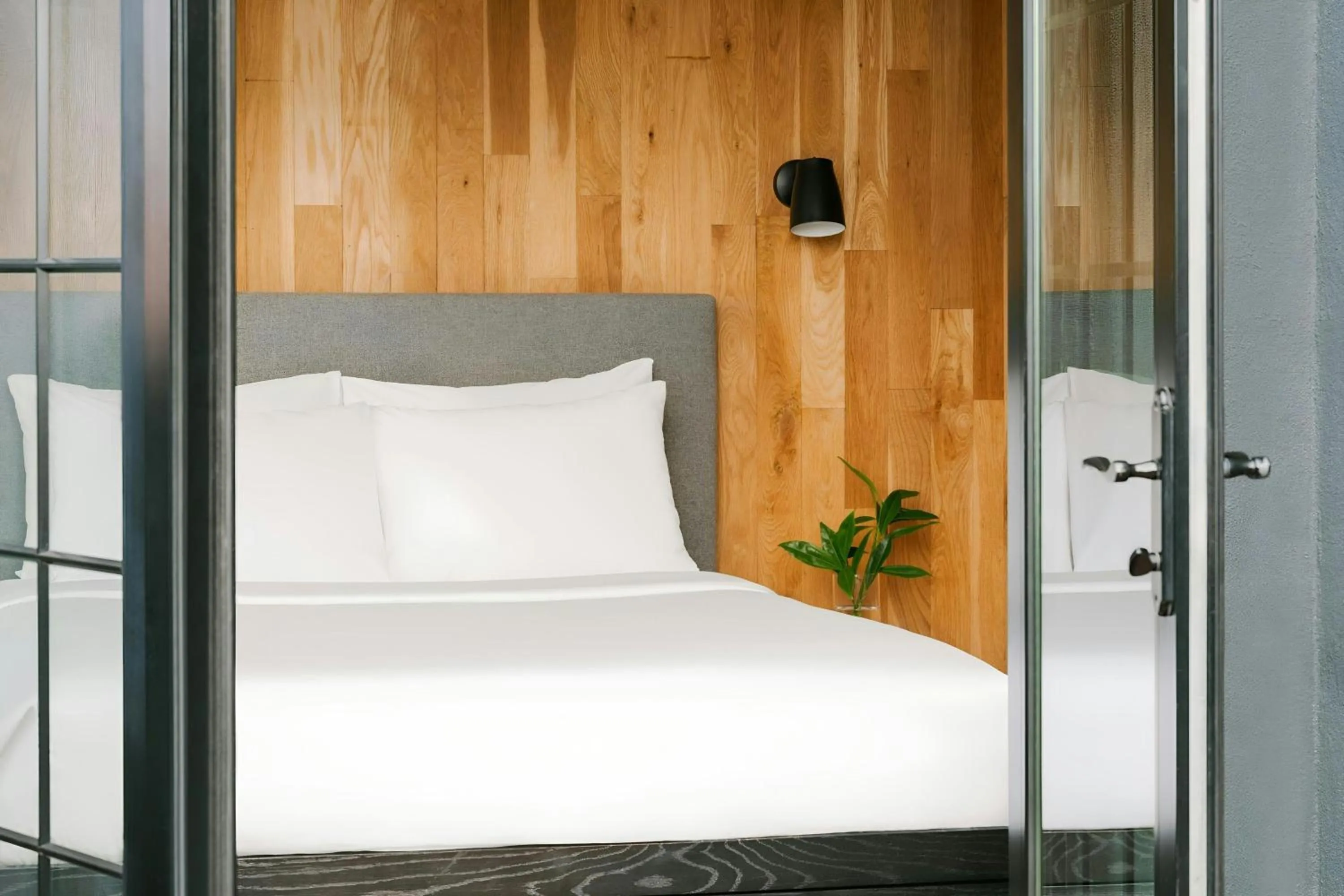 Bedroom, Bed in The Industrialist Hotel Gowanus Brooklyn, Sonder by Marriott Bonvoy