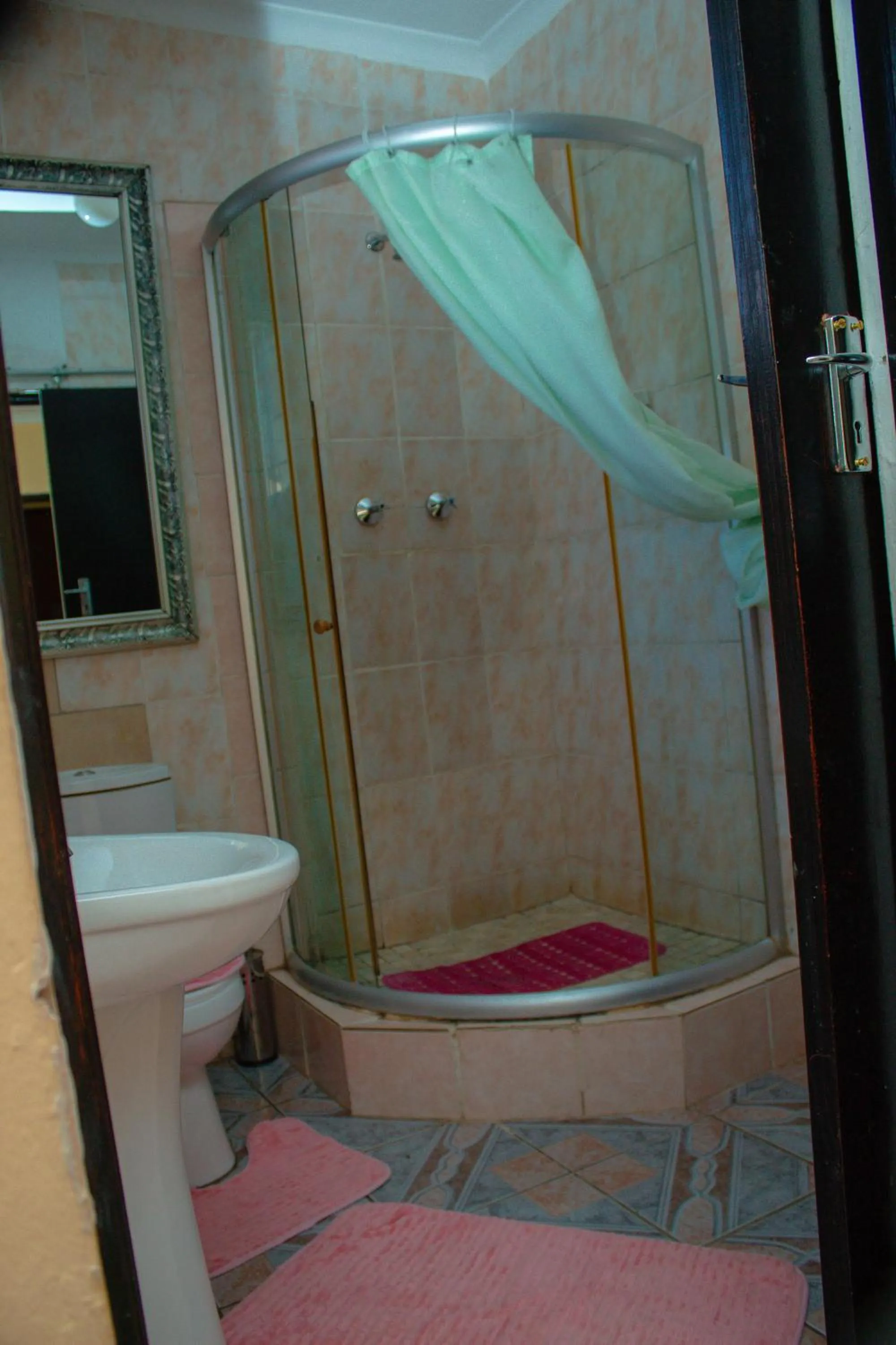 Shower in Sikhula Sonke Guest House