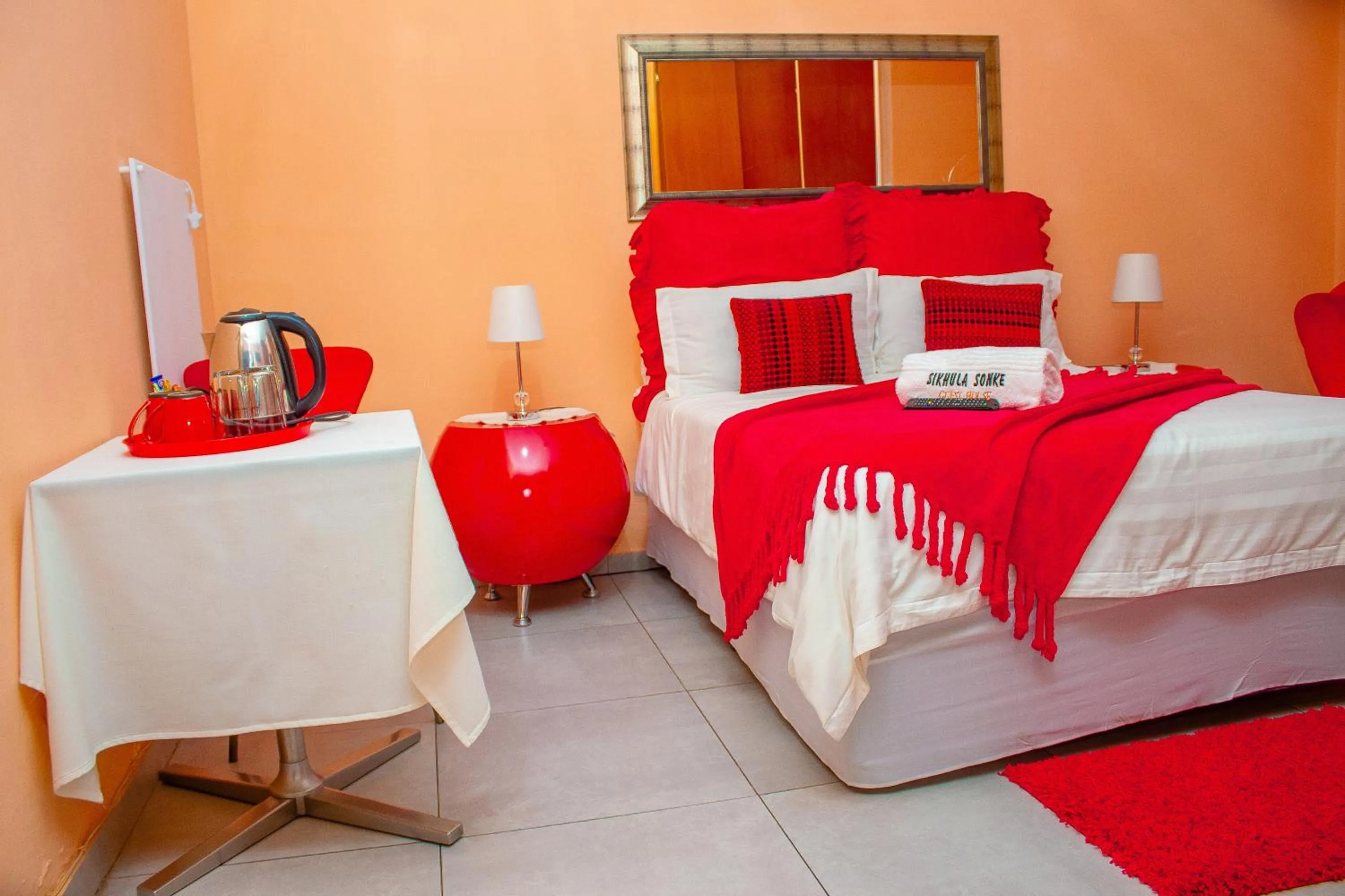 Kitchen or kitchenette, Bed in Sikhula Sonke Guest House