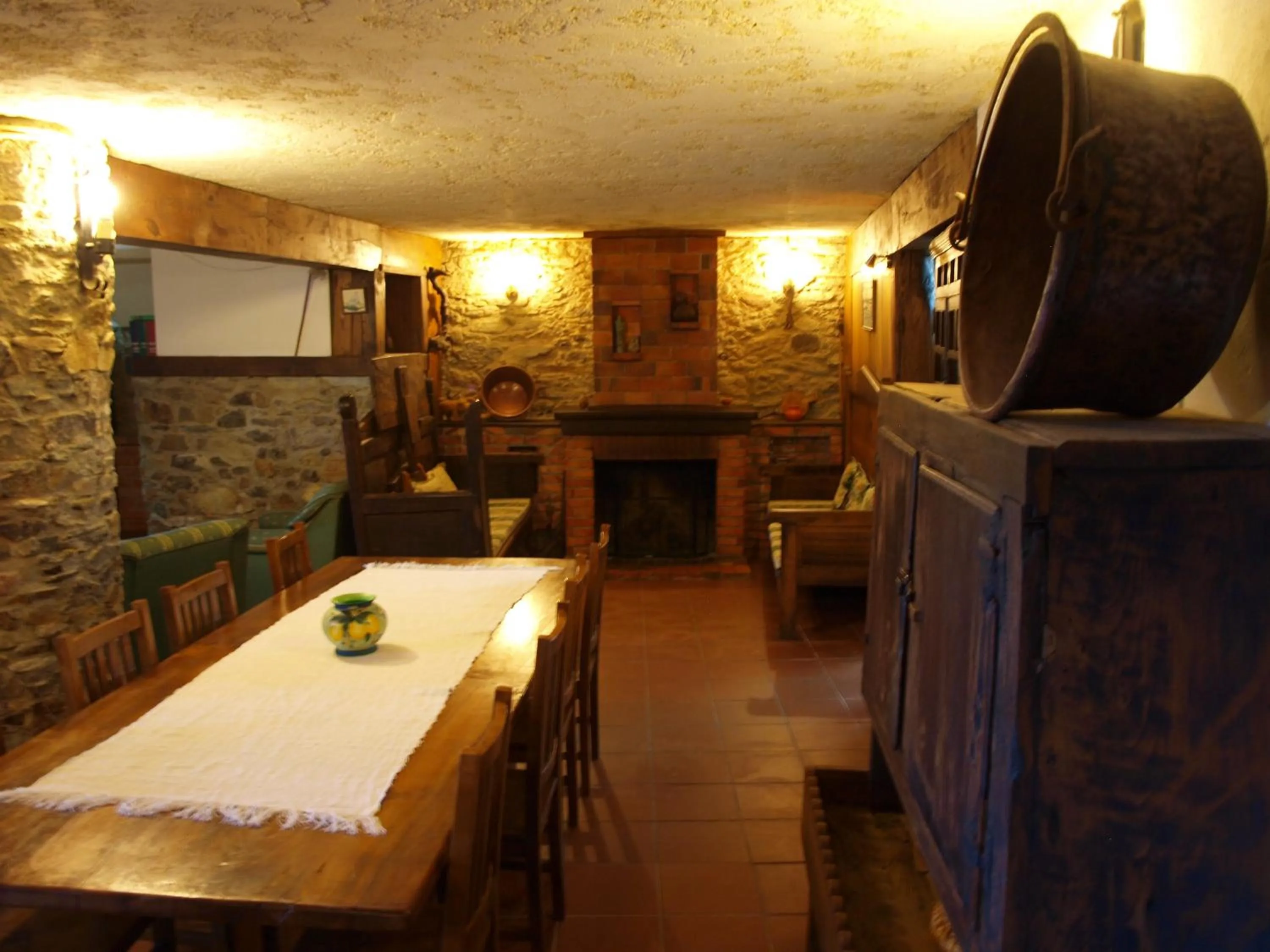 Communal lounge/ TV room in Casa da Bica Gondesende