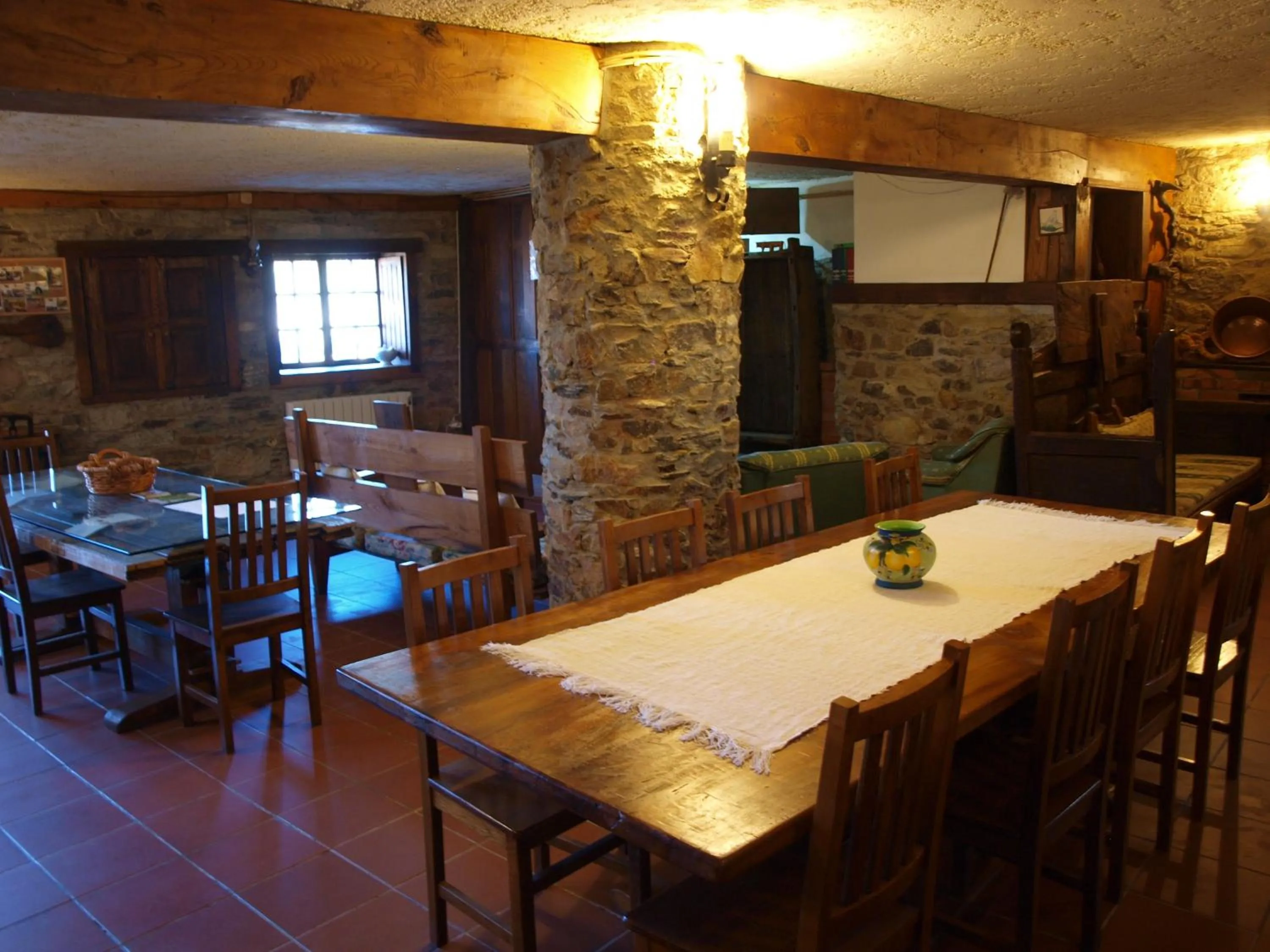 Communal lounge/ TV room in Casa da Bica Gondesende