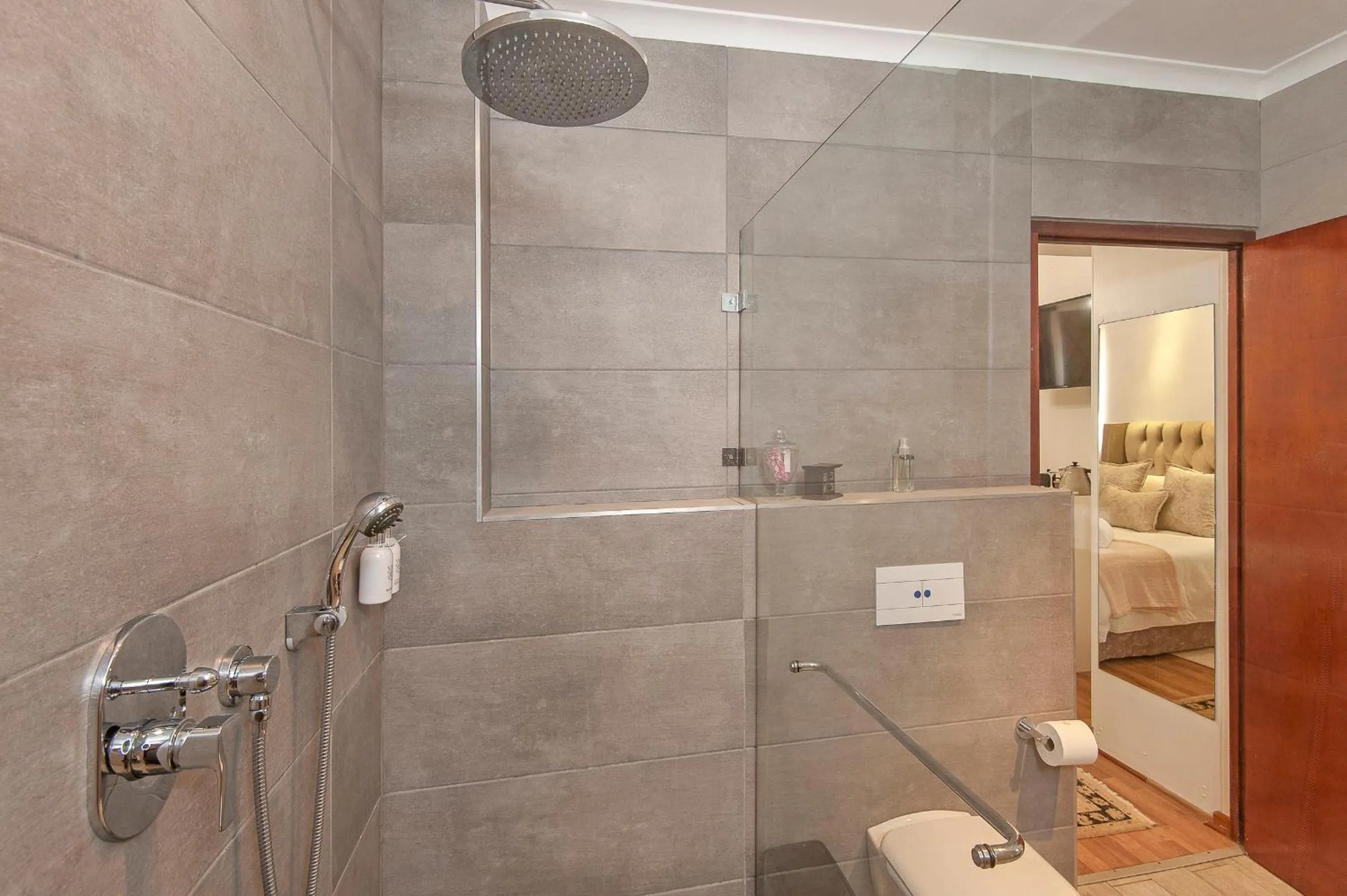Shower in Villa Venusta Luxury Guesthouse - Solar Power