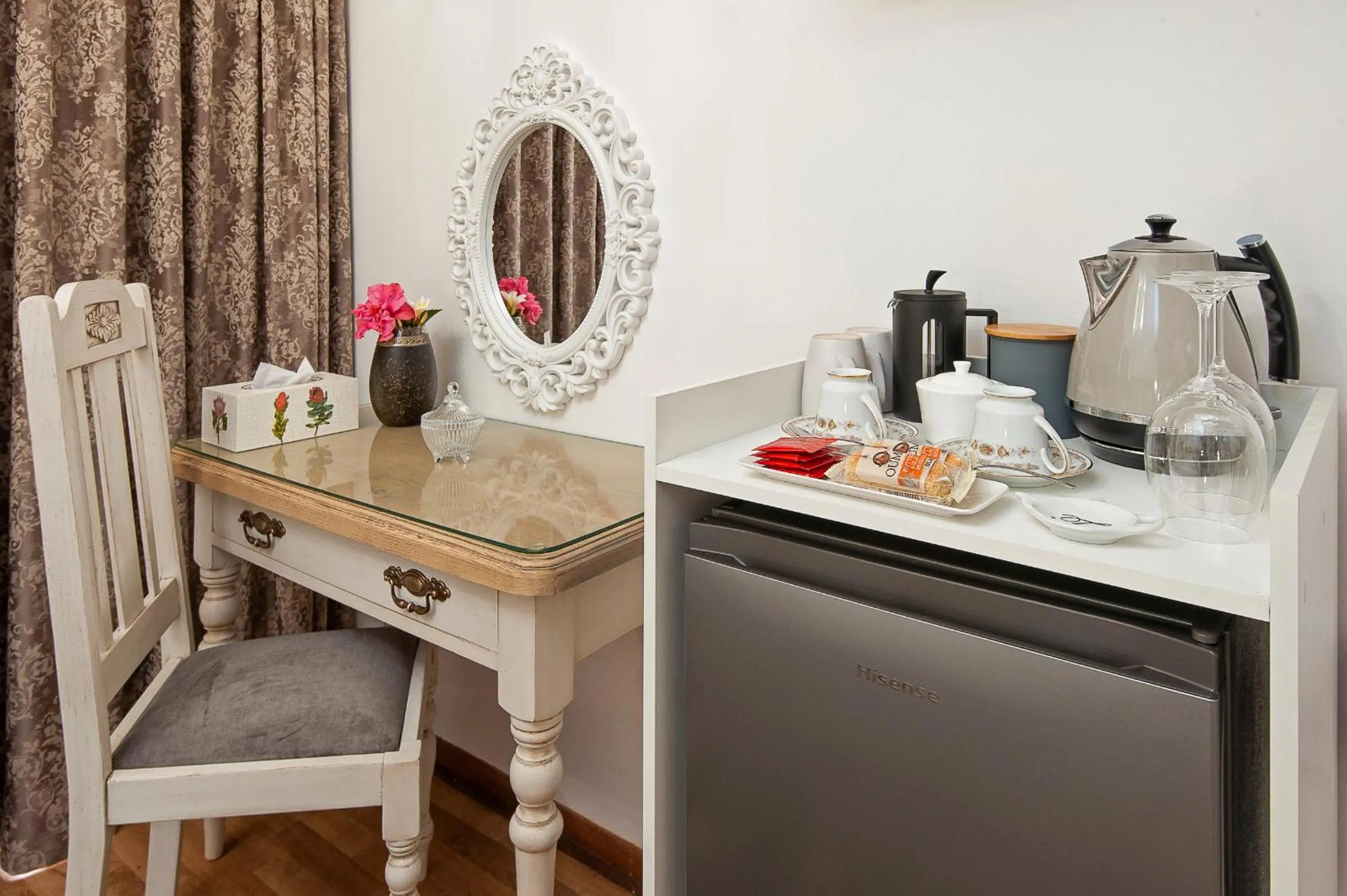 Kitchen or kitchenette in Villa Venusta Luxury Guesthouse - Solar Power