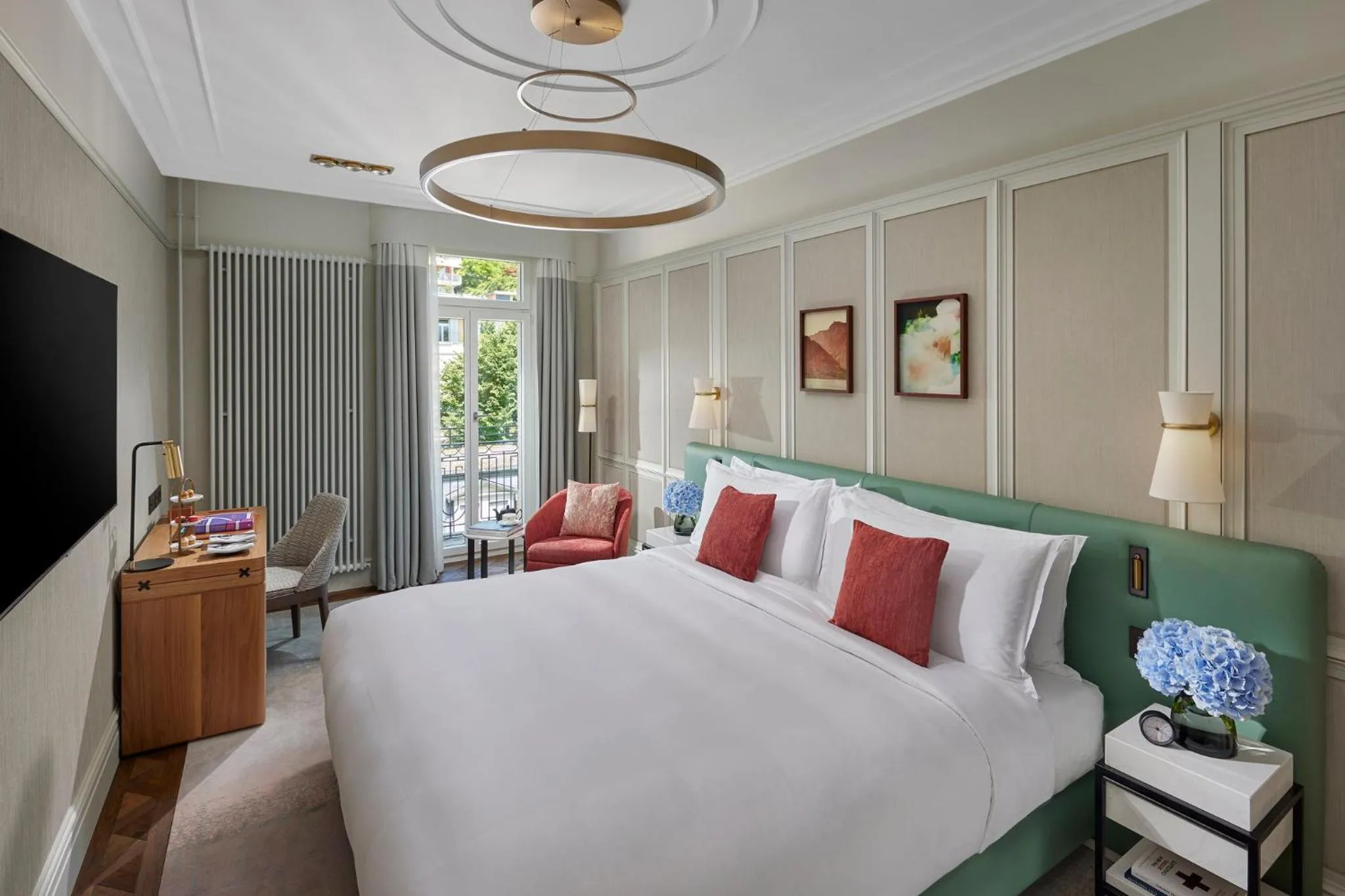 Bedroom, Bed in Mandarin Oriental Palace, Luzern