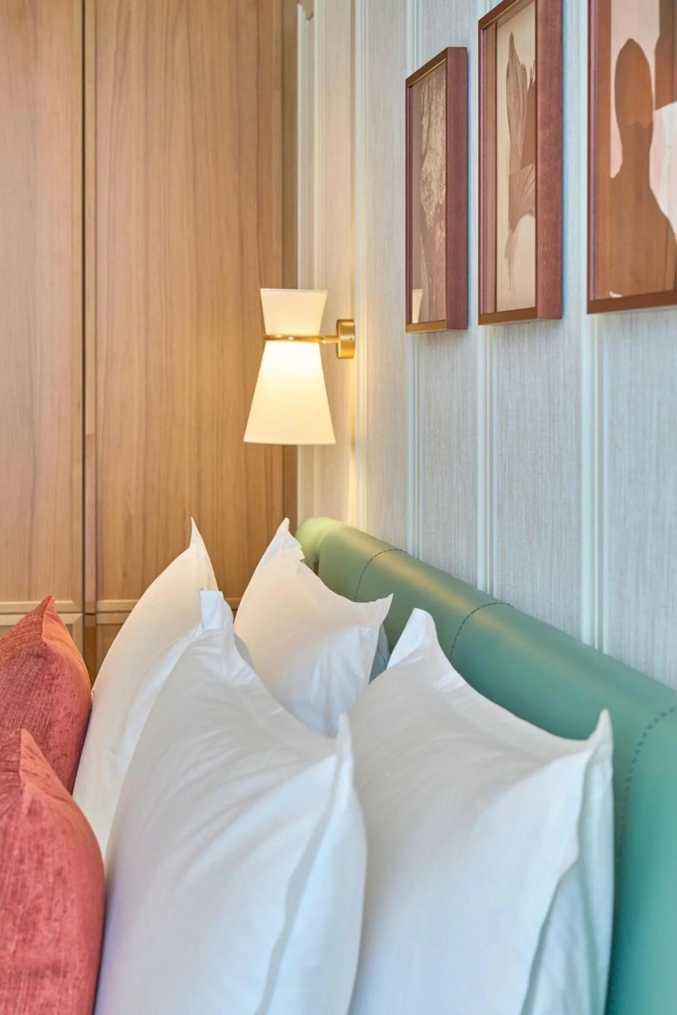 Bedroom, Bed in Mandarin Oriental Palace, Luzern