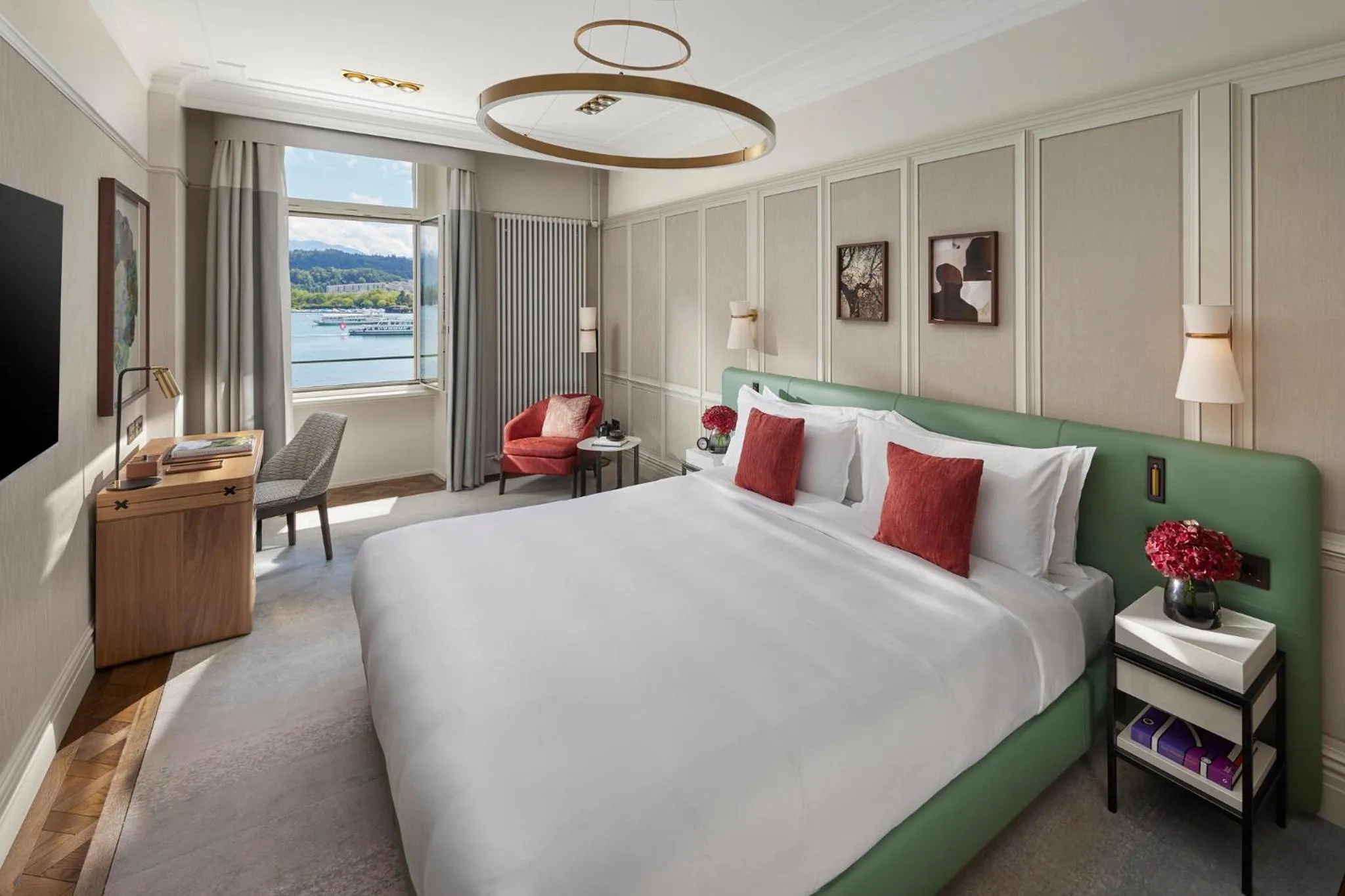 Lake view, Bed in Mandarin Oriental Palace, Luzern