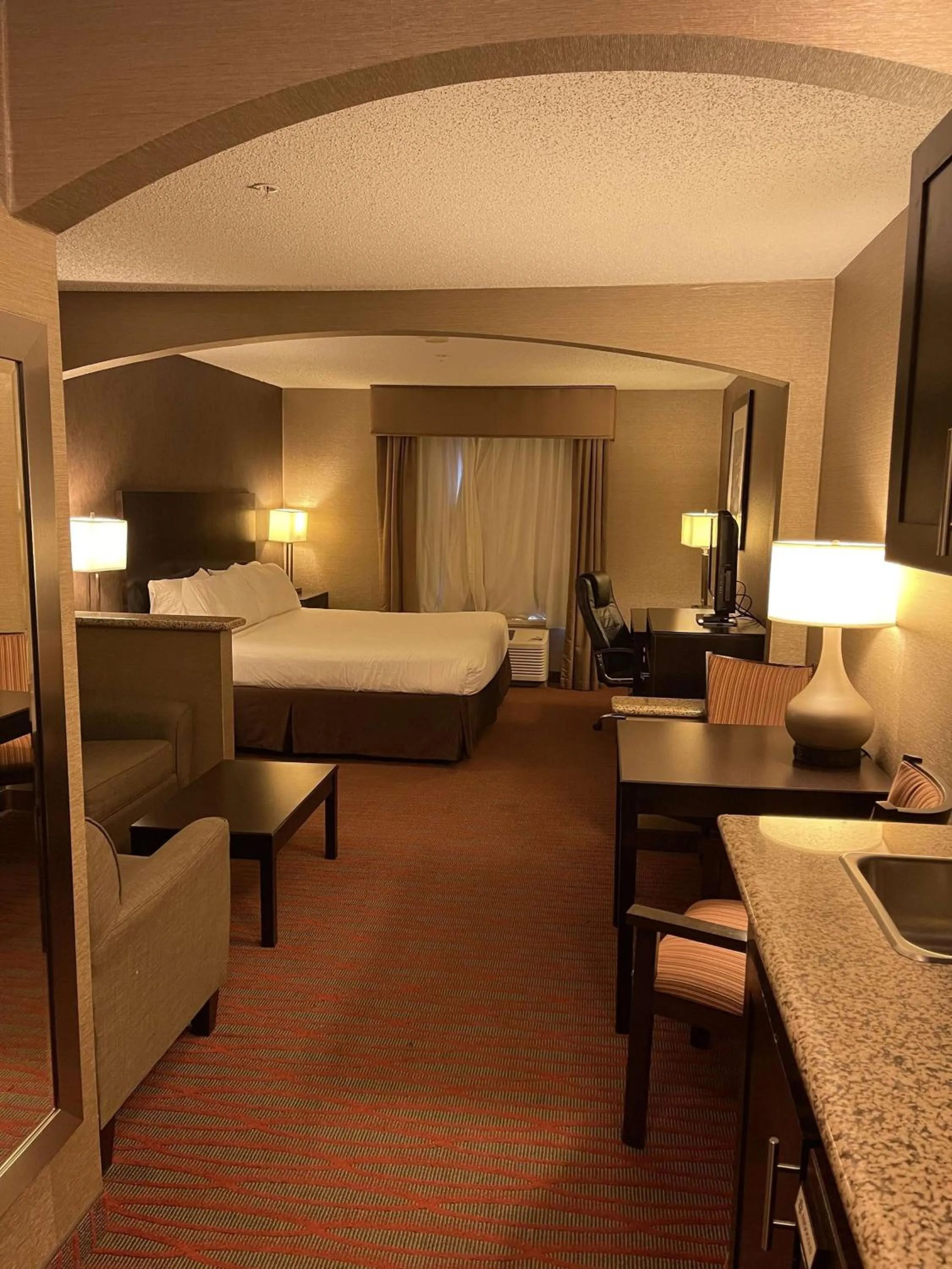 Bedroom, Bed in Country Inn & Suites by Radisson, Garden City, KS