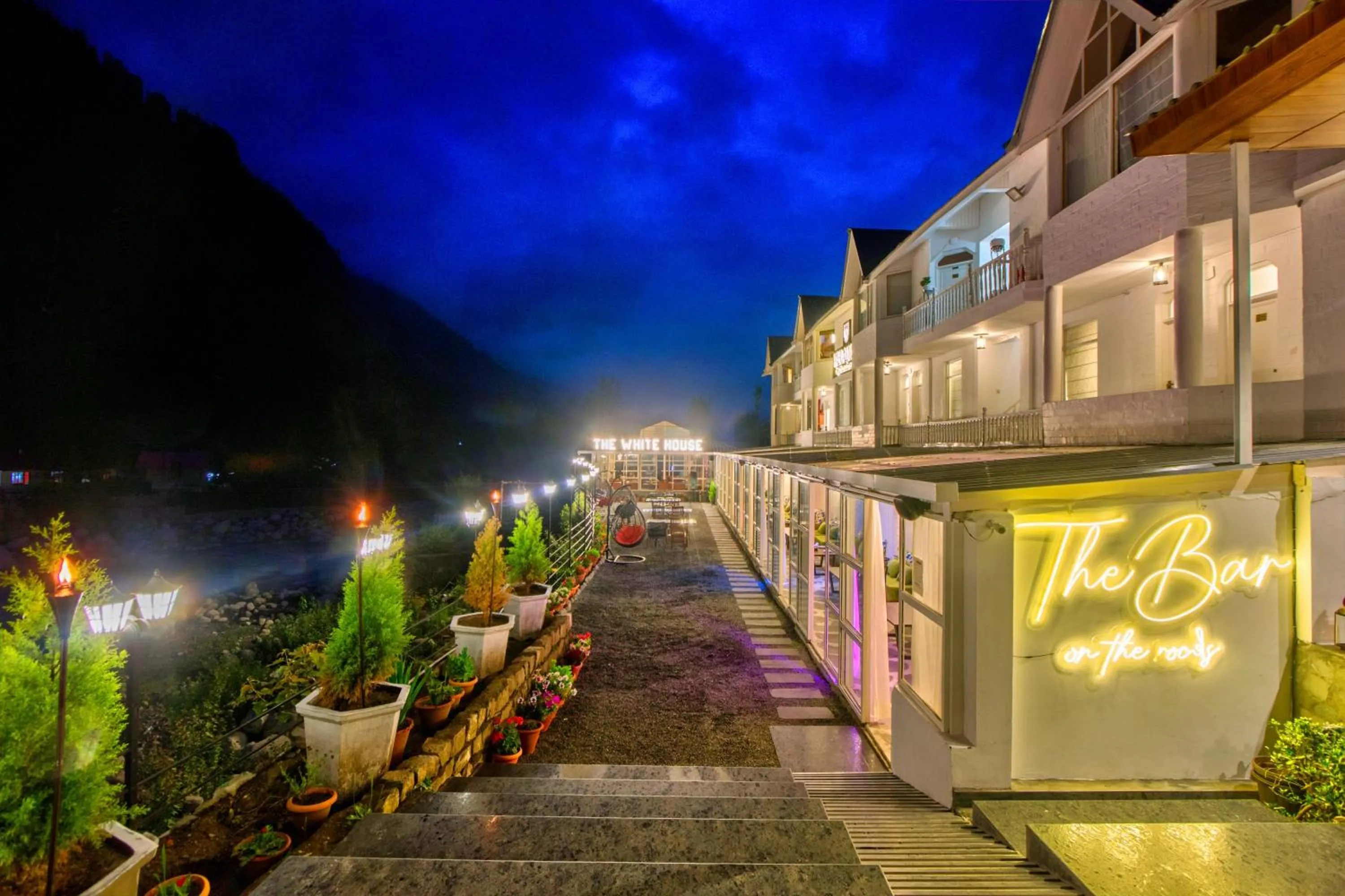 Property building in PARADISE-The Whitehouse Cafe