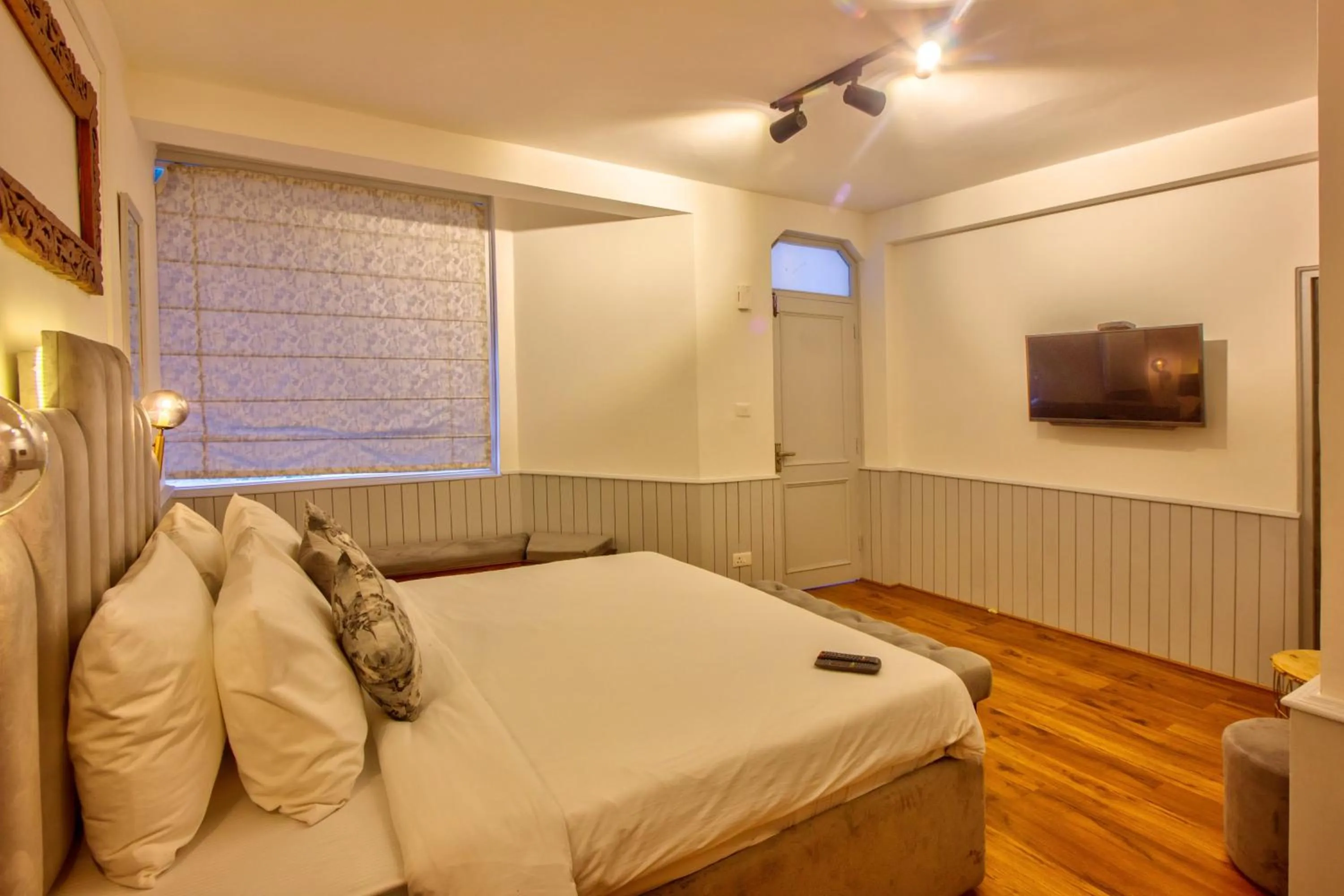 Photo of the whole room in PARADISE-The Whitehouse Cafe