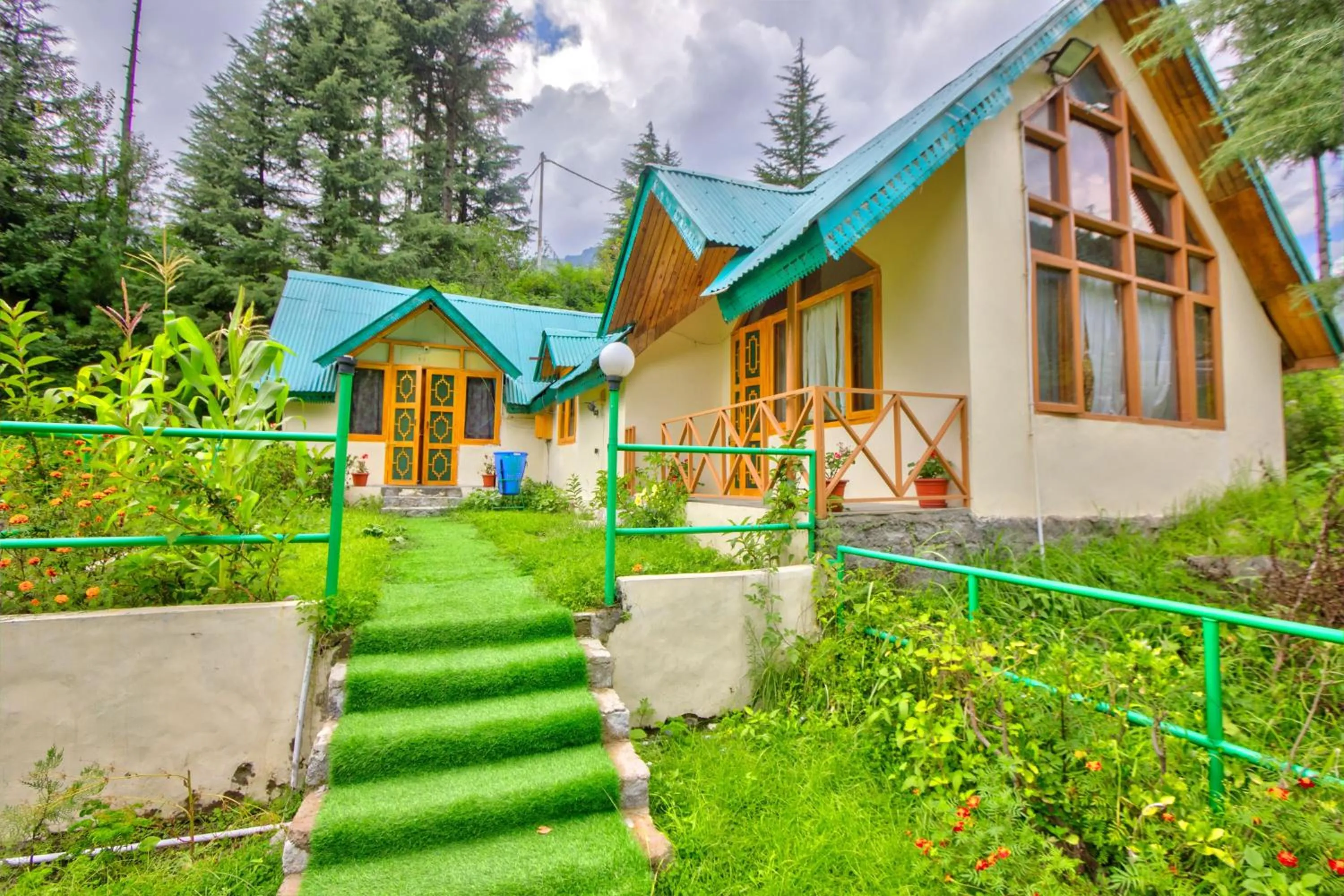 Property building in PARADISE-The Whitehouse Cafe