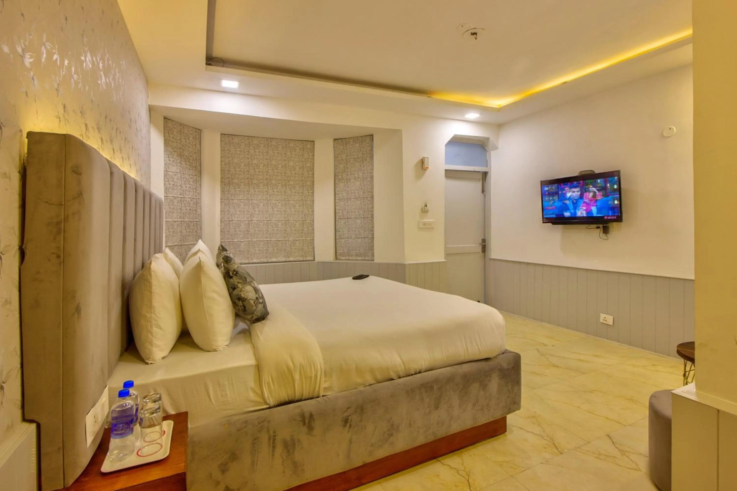 Photo of the whole room in PARADISE-The Whitehouse Cafe