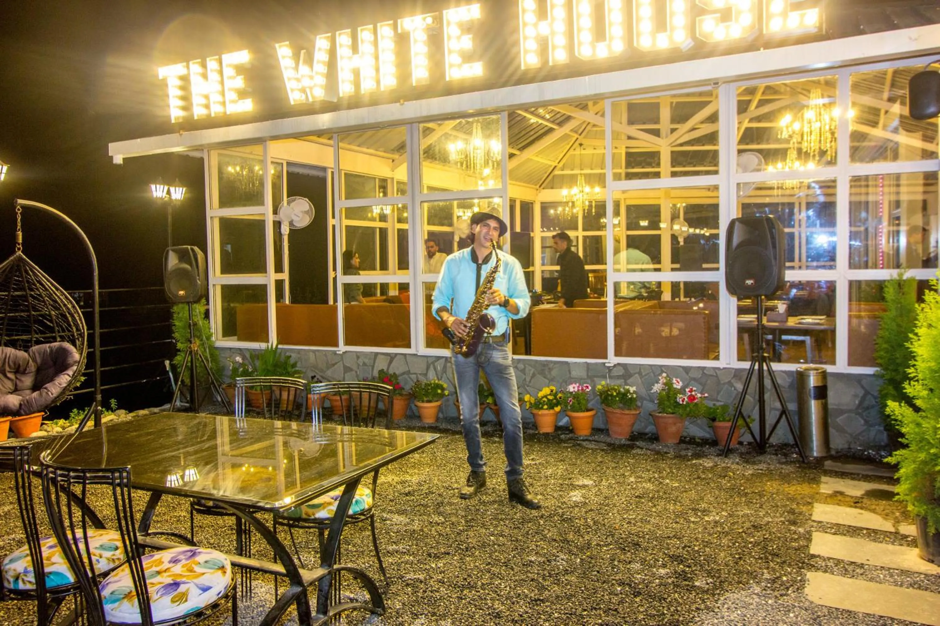 Restaurant/places to eat in PARADISE-The Whitehouse Cafe