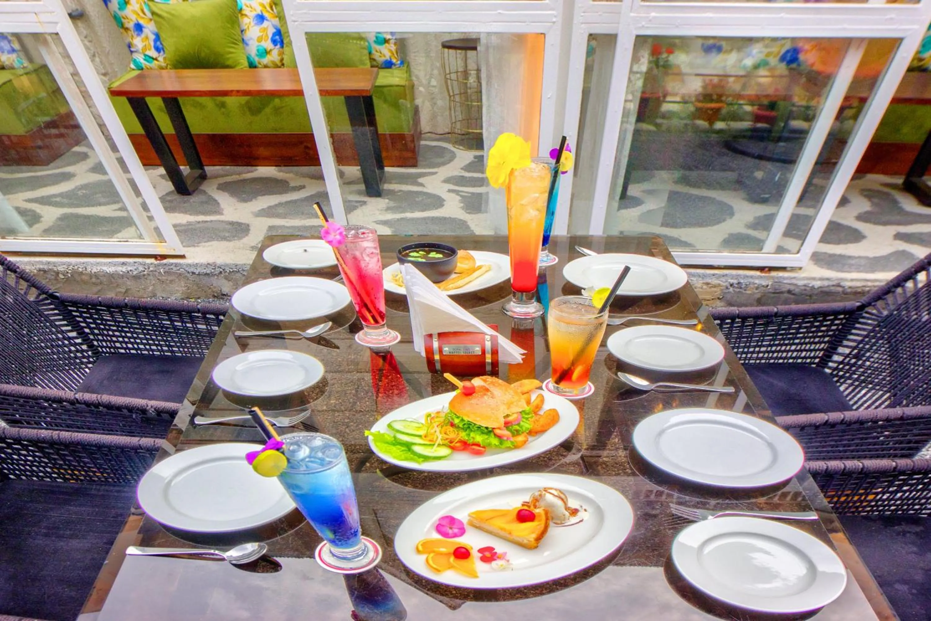 Food and drinks in PARADISE-The Whitehouse Cafe