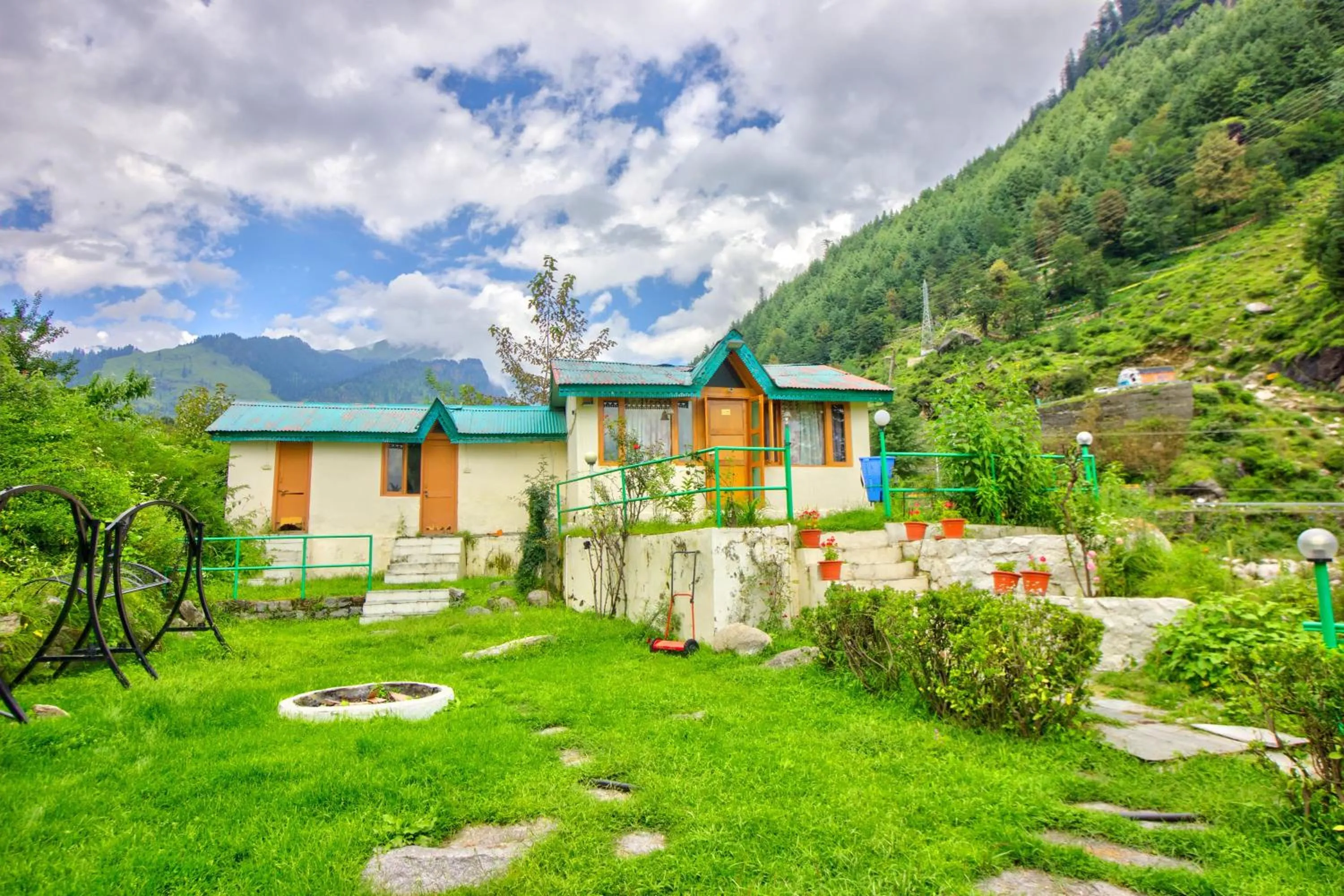 Property building in PARADISE-The Whitehouse Cafe