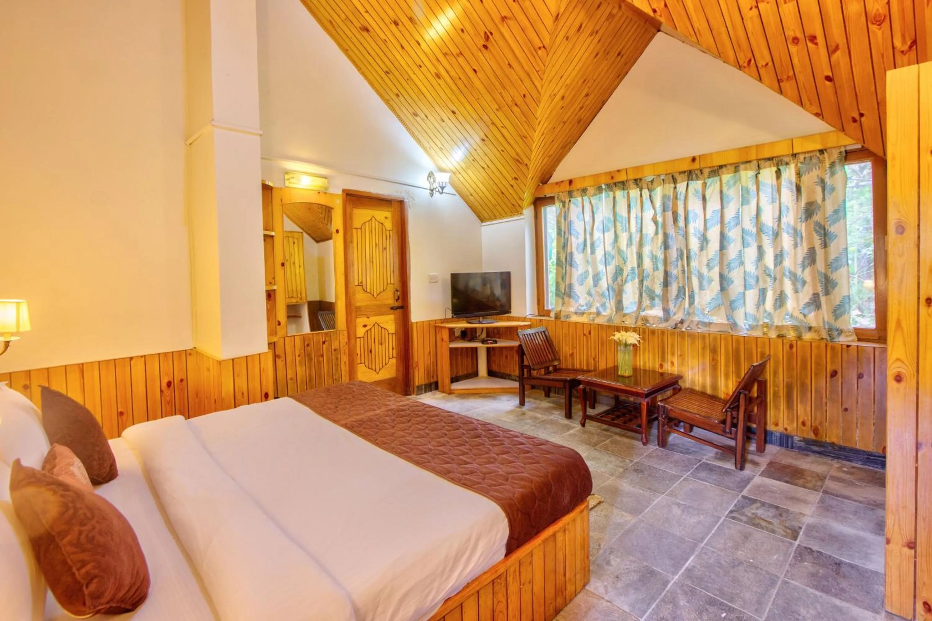 Photo of the whole room in PARADISE-The Whitehouse Cafe