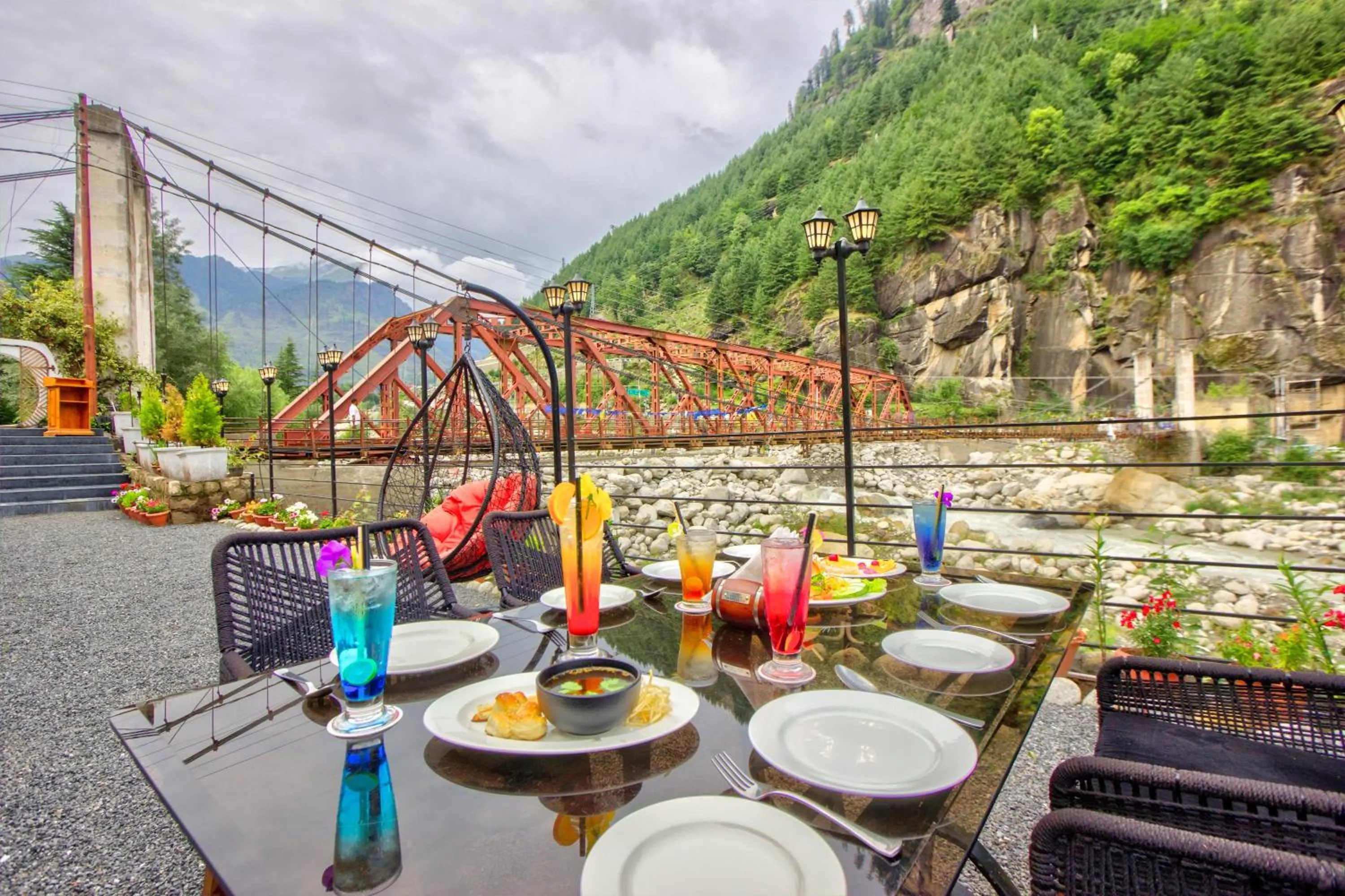 Food and drinks in PARADISE-The Whitehouse Cafe