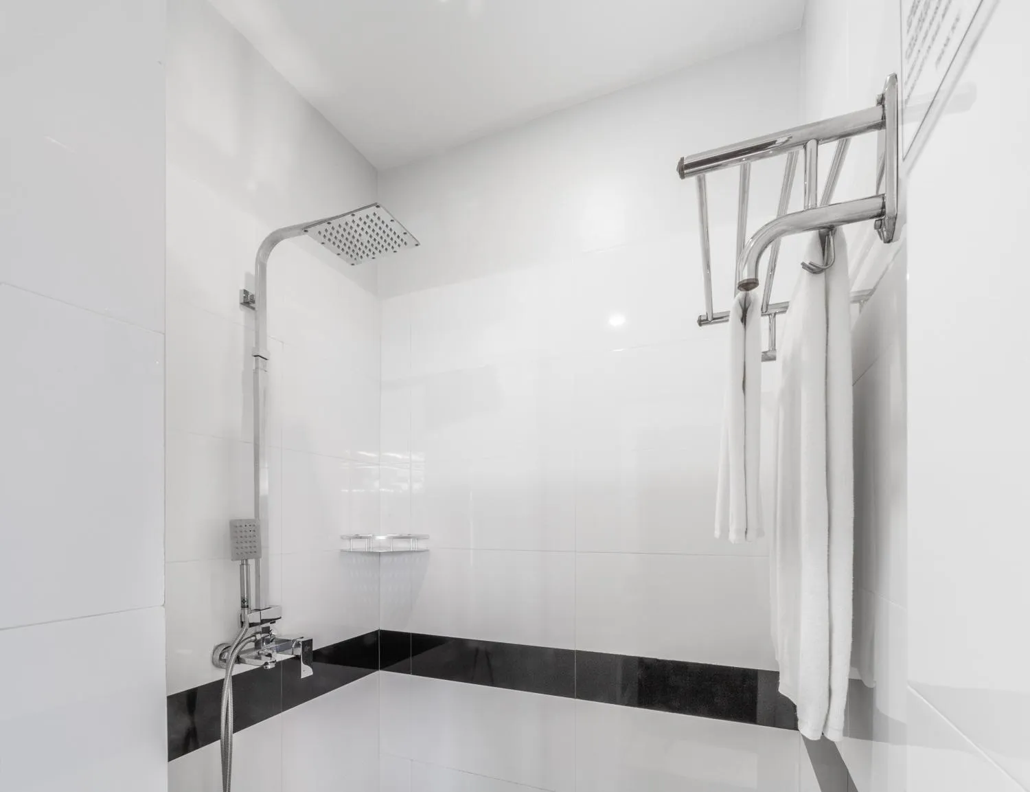 Shower in La Bastide de Caro