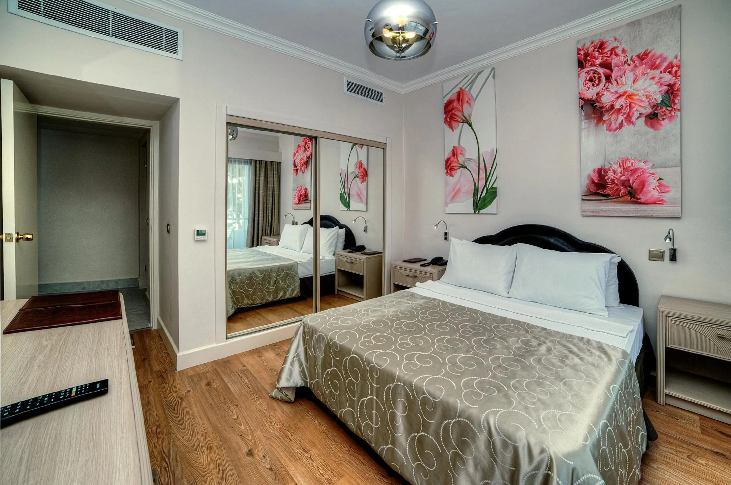 Bed in Jasmine Court Hotel & Casino