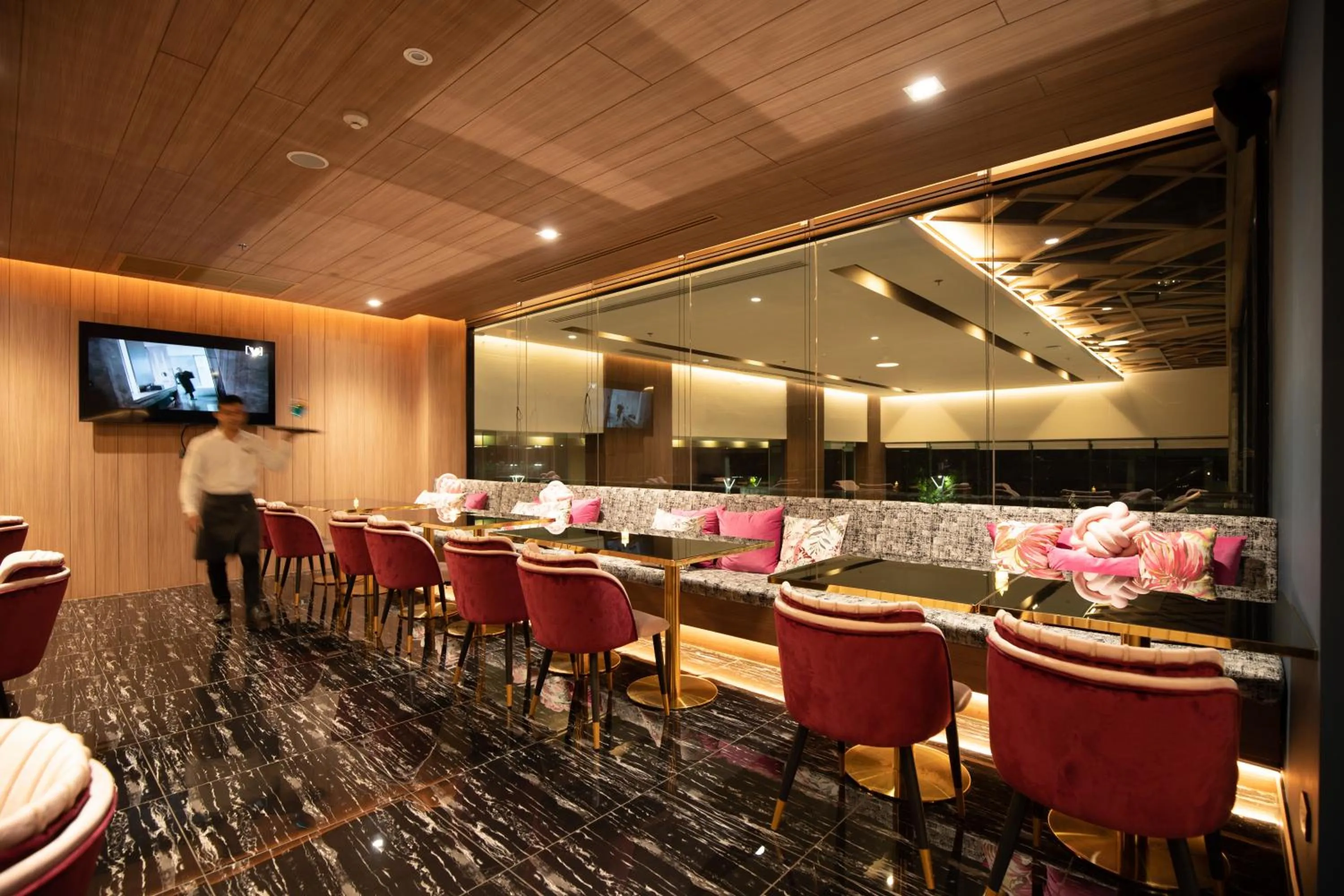 Restaurant/places to eat in Thaya Hotel Bangkok