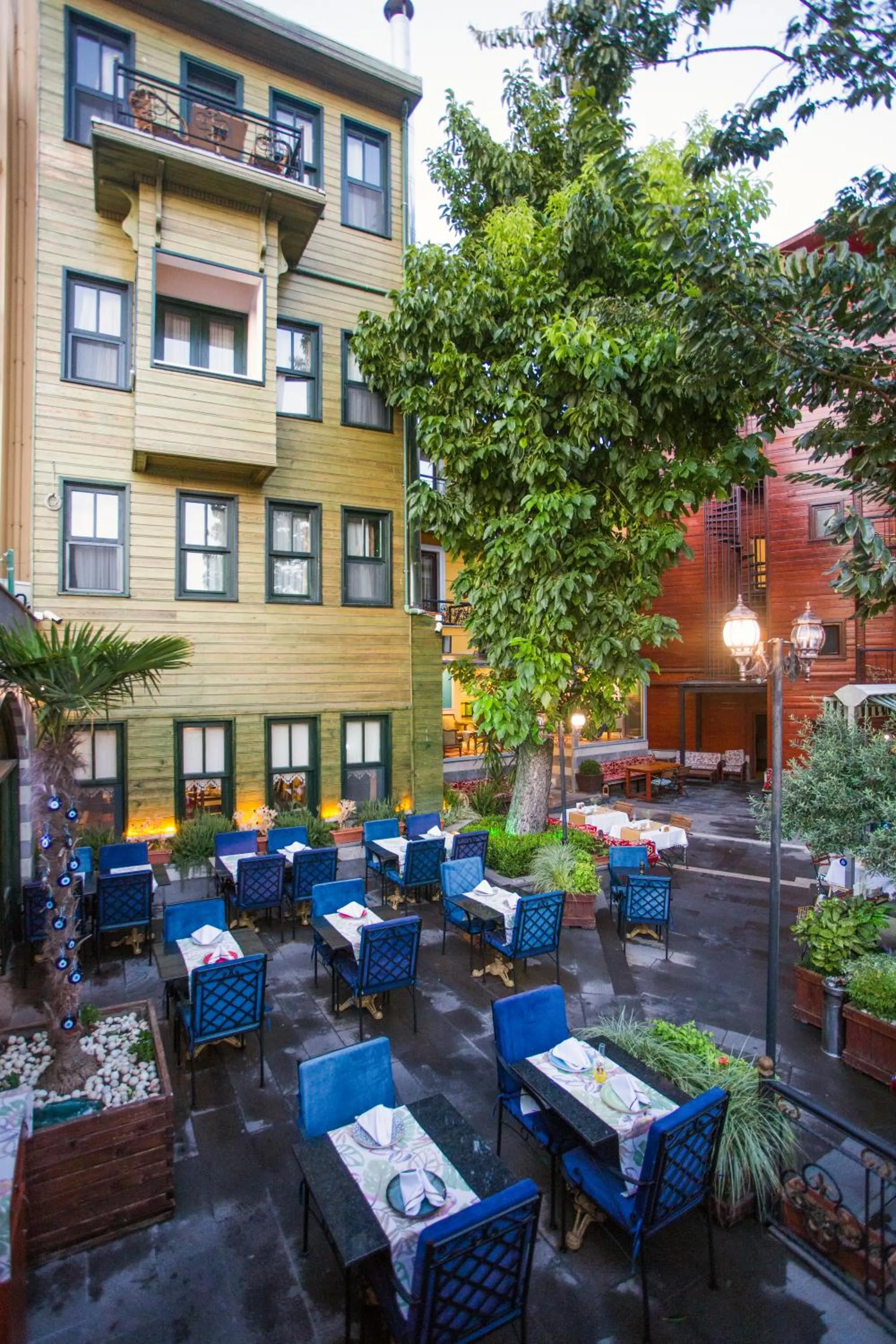 Restaurant/places to eat in Garden House Hotel - Special Class