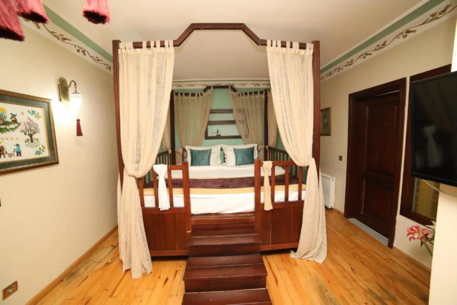 Decorative detail, Bed in Garden House Hotel - Special Class