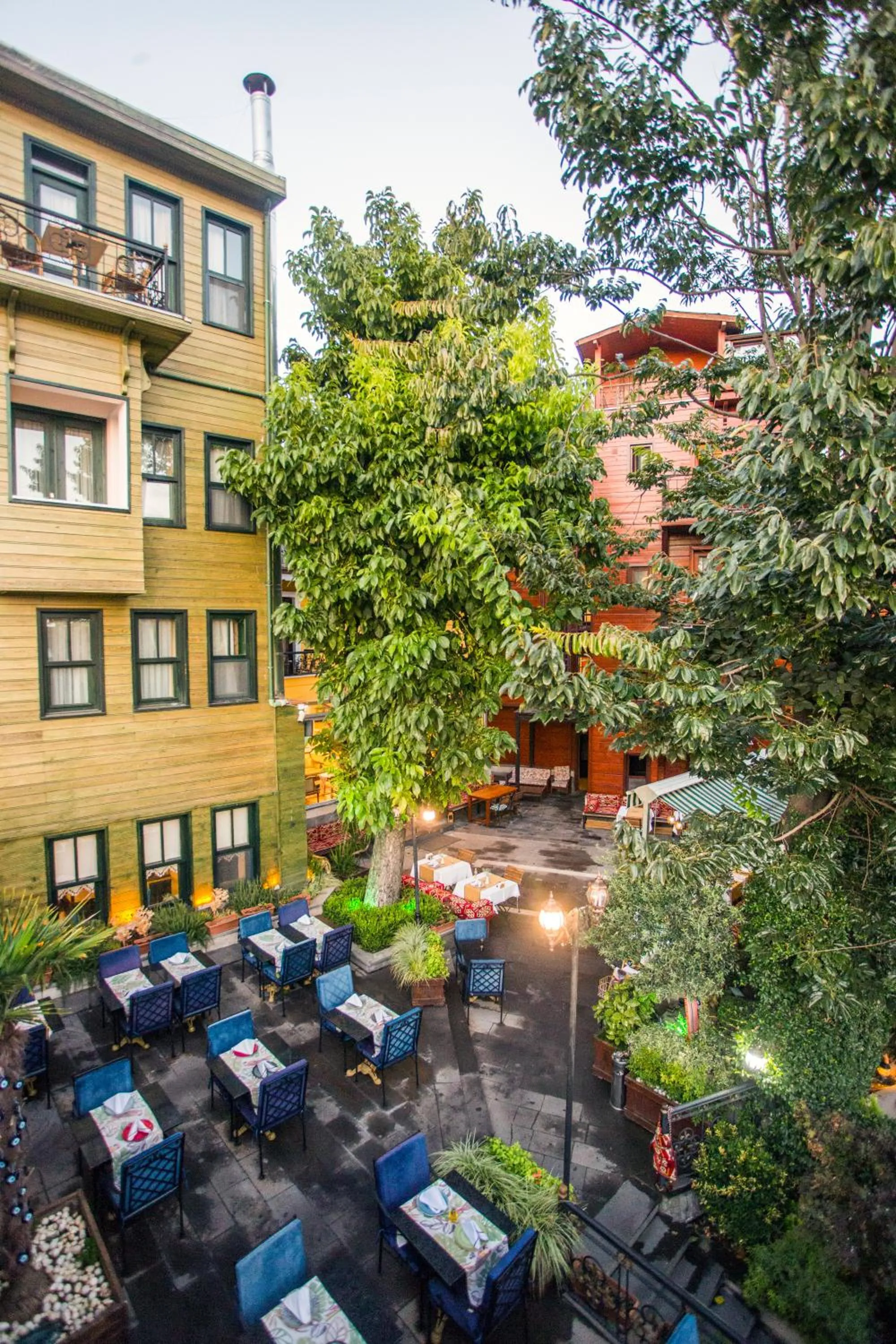 Restaurant/places to eat in Garden House Hotel - Special Class