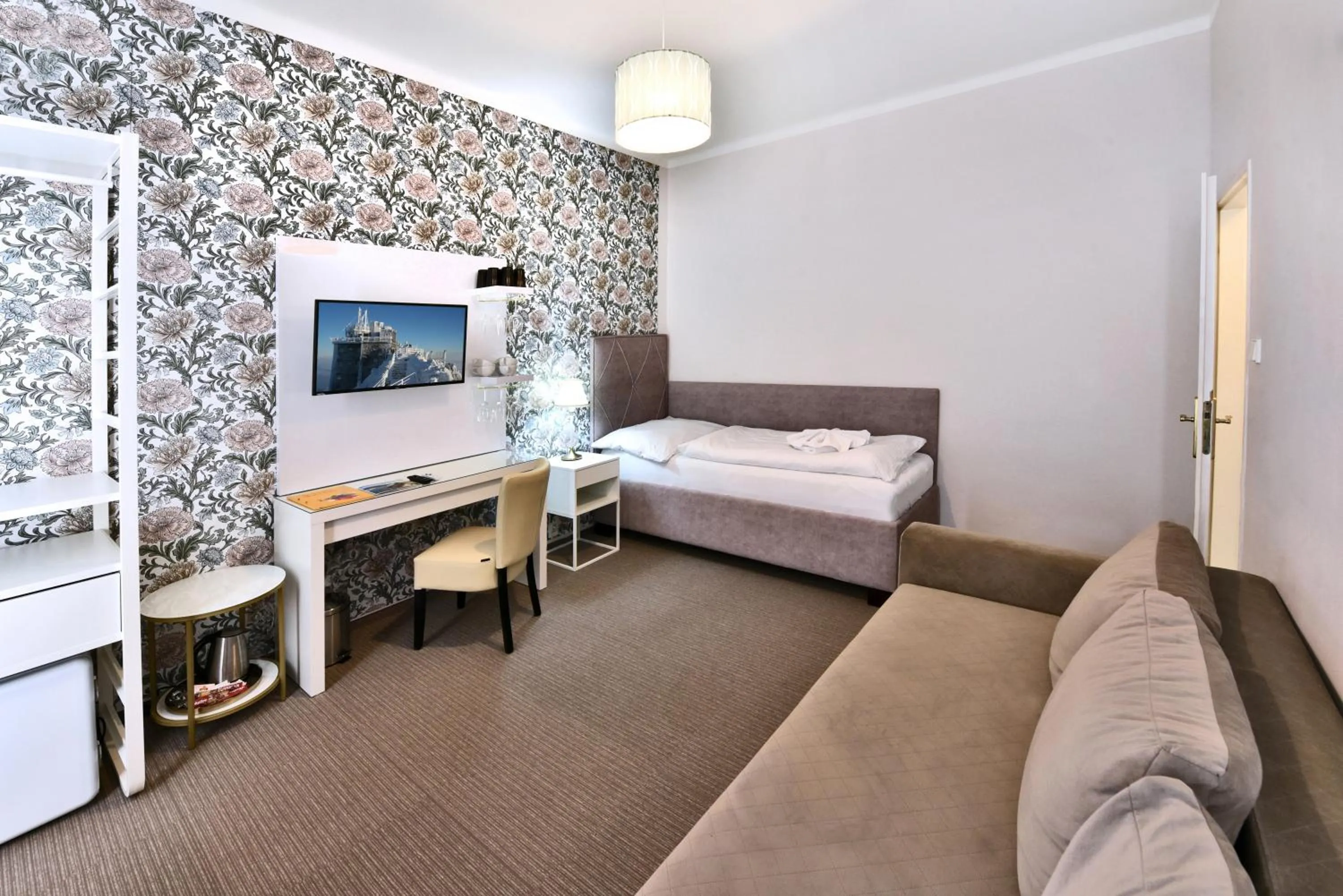 Living room, Bed in APLEND Hotel Lujza Major