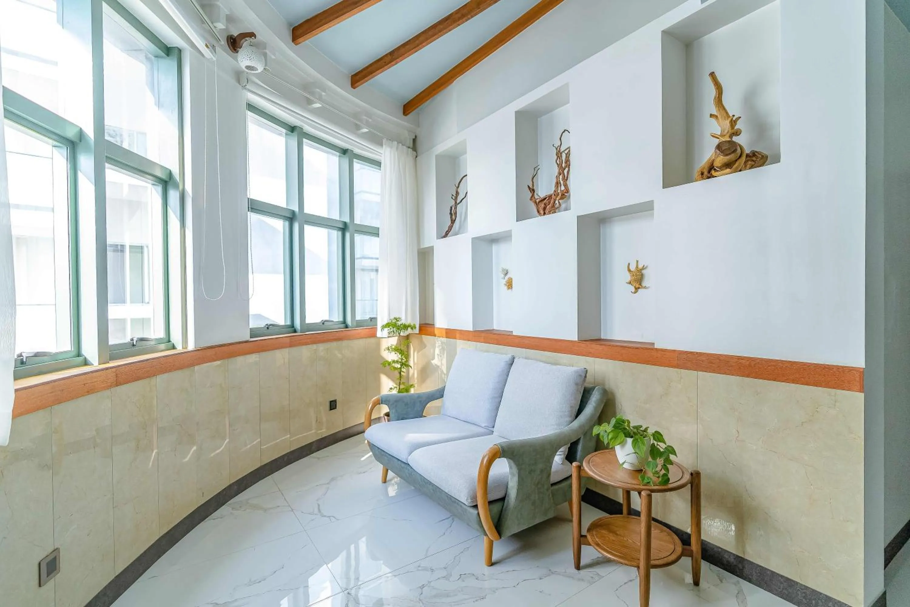 Seating area in Marukab Plaza