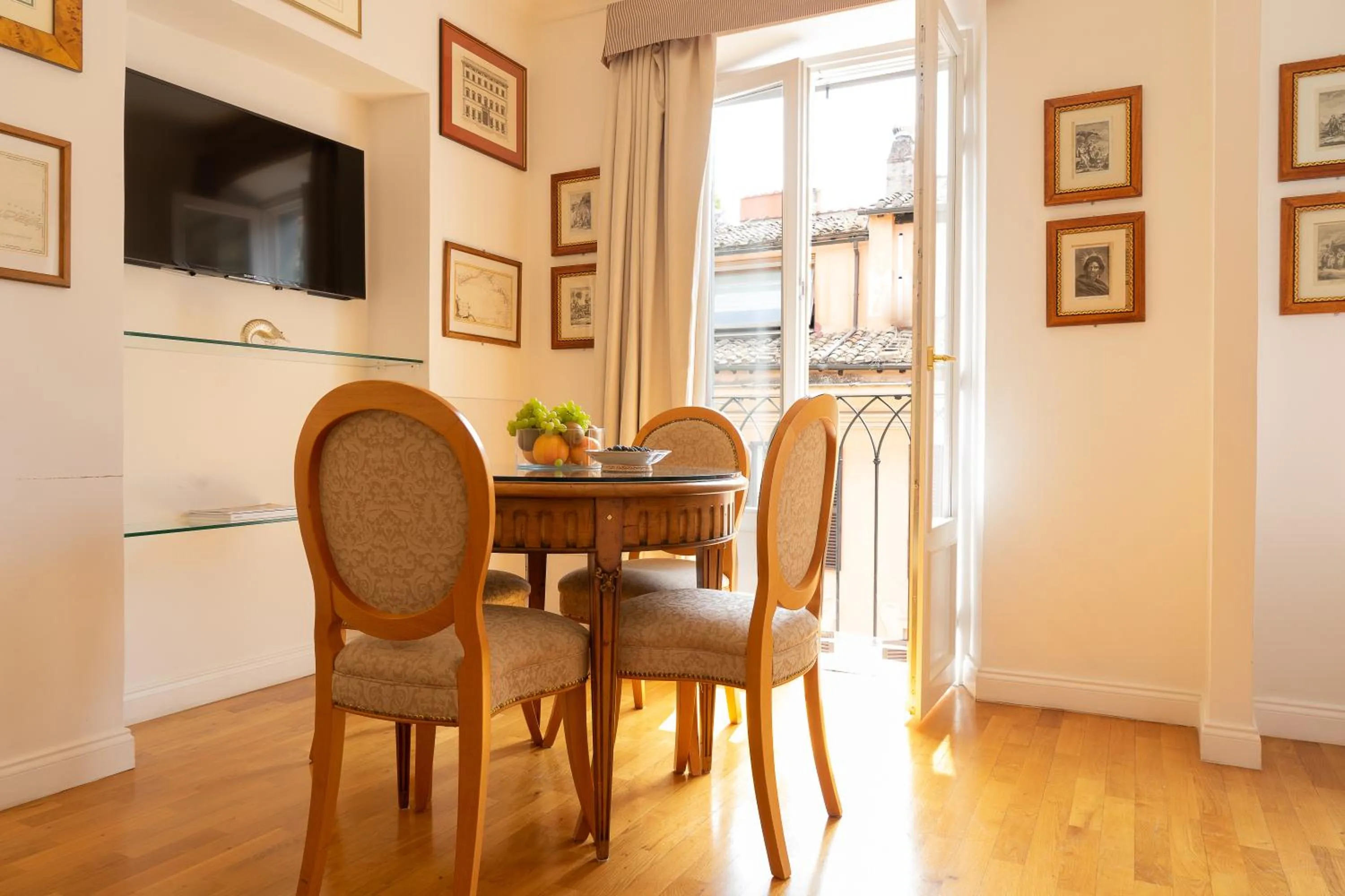 Dining area in Babuino 79