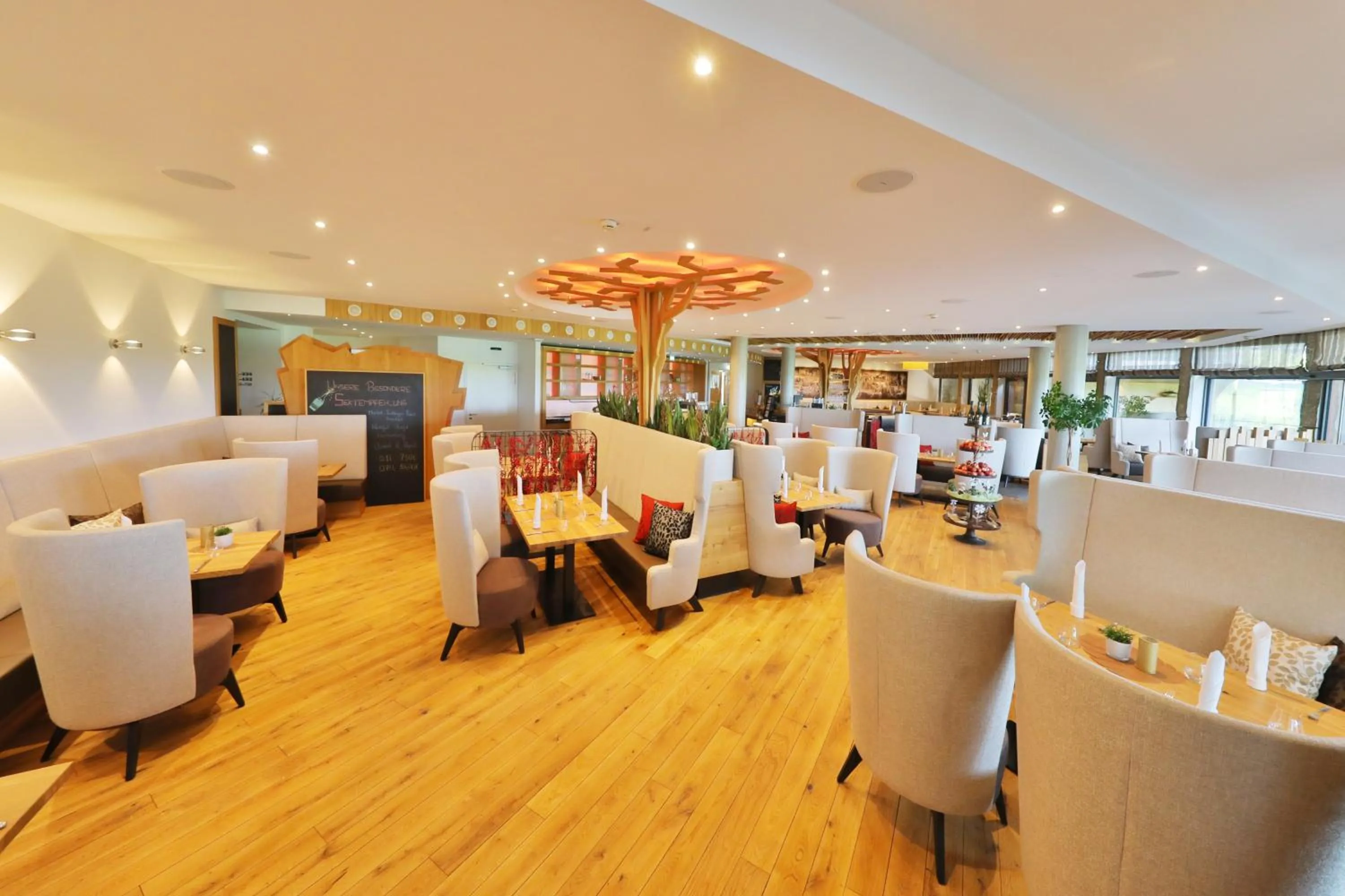 Restaurant/places to eat in Mawell Resort