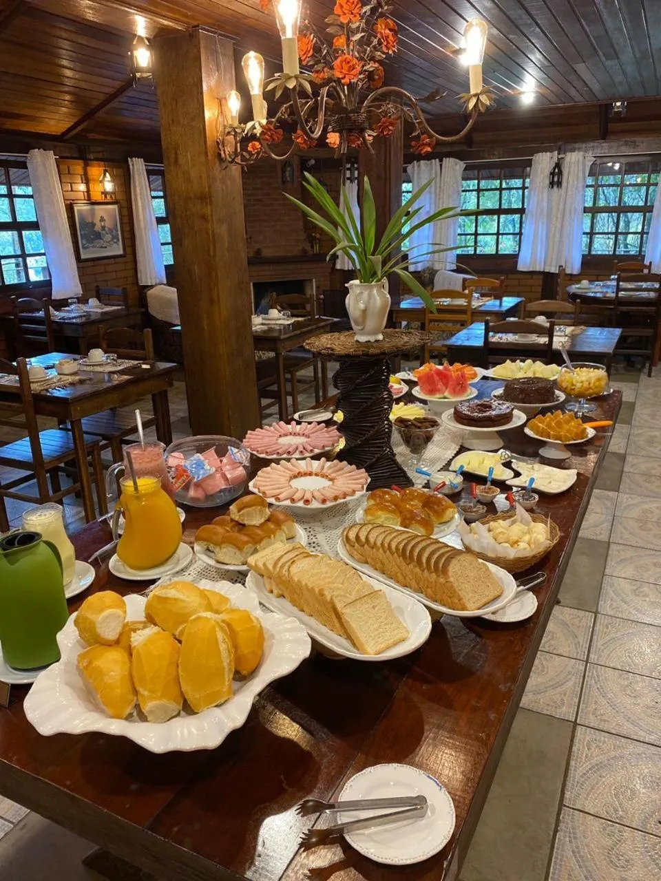 Buffet breakfast in Pousada Le Lieu