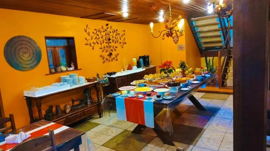 Buffet breakfast in Pousada Le Lieu