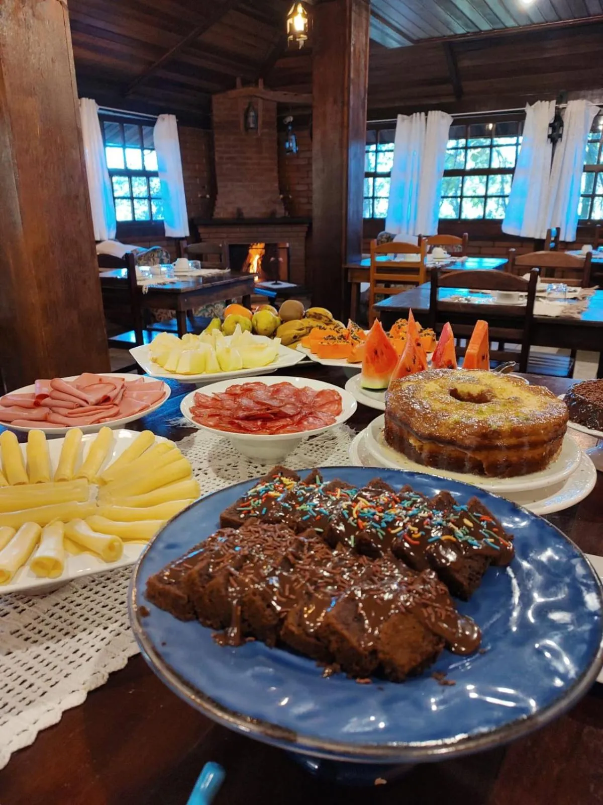 Buffet breakfast in Pousada Le Lieu