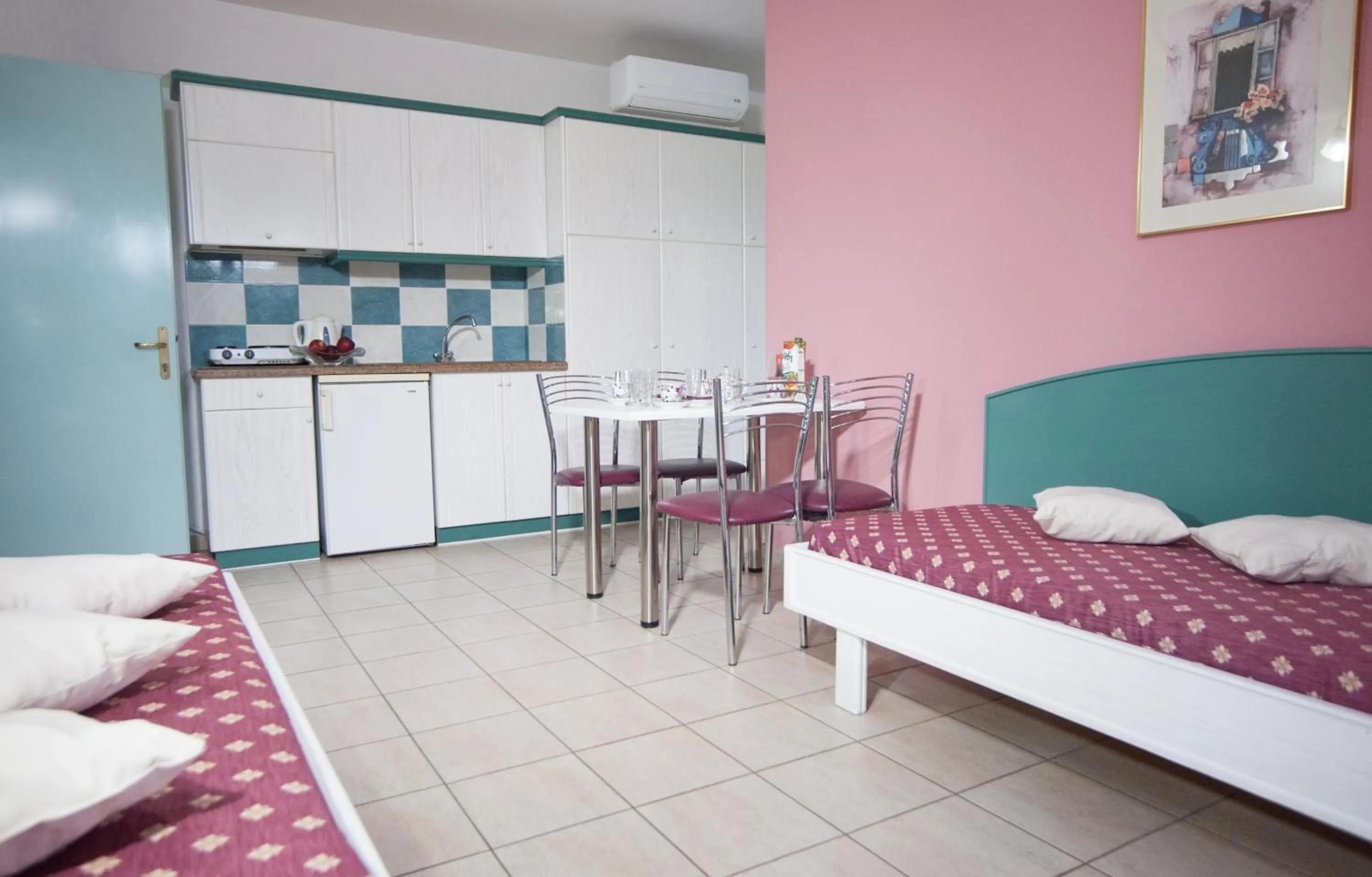 Kitchen or kitchenette, Bed in Theoni Apartments