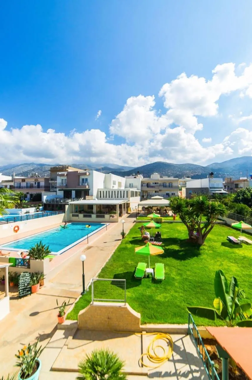 Swimming pool in Theoni Apartments