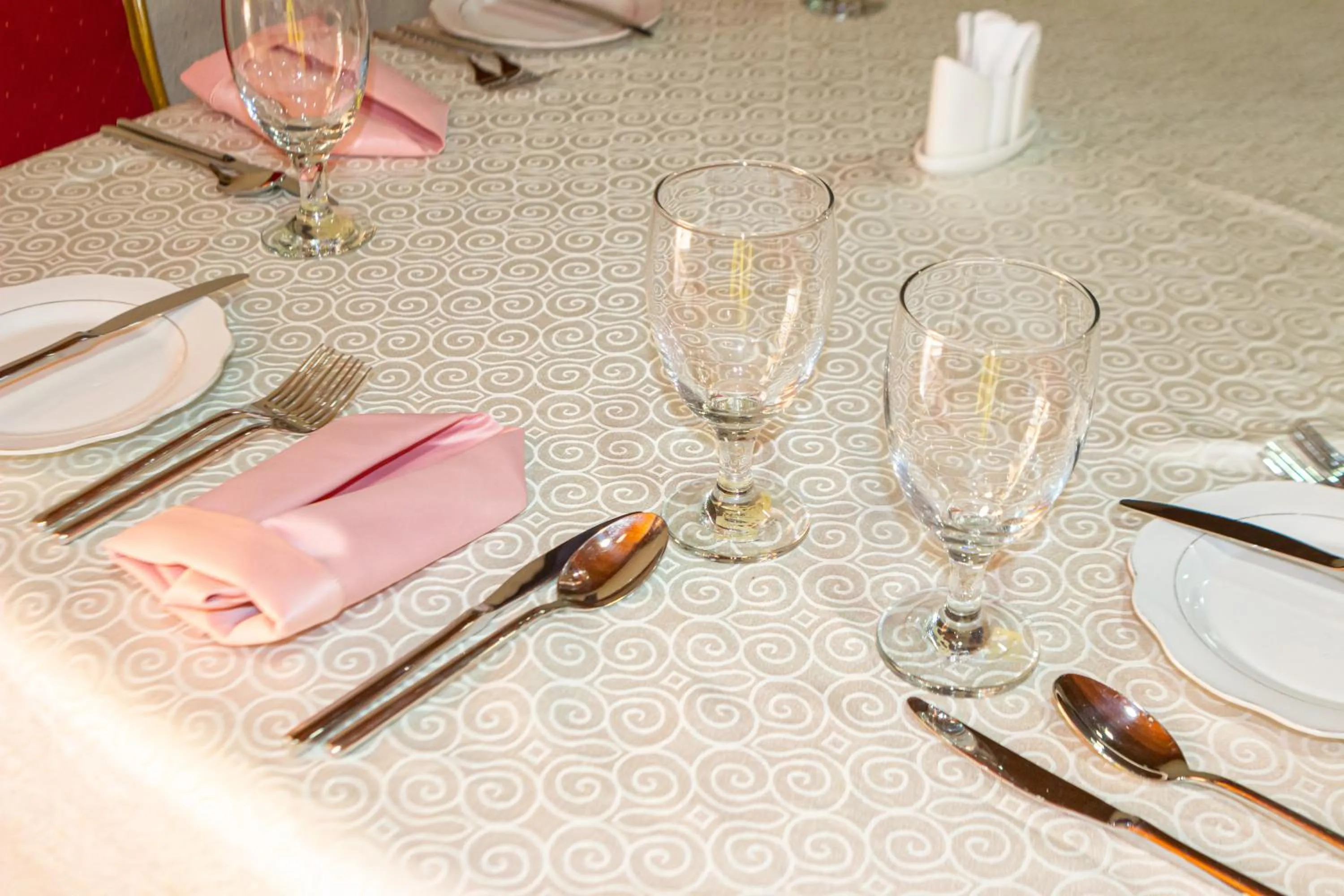 Restaurant/places to eat in Lou Ralph Hotel