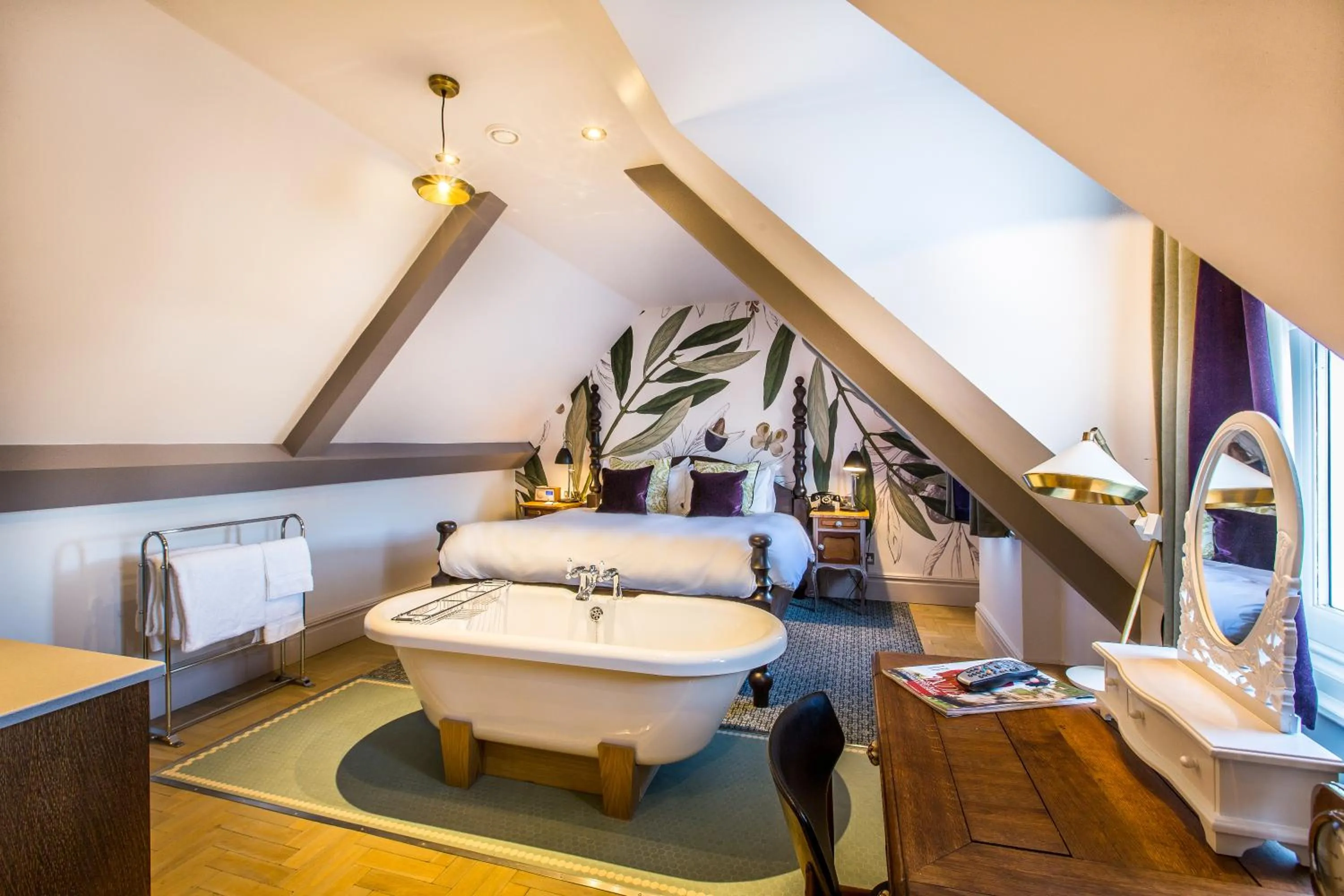 Photo of the whole room in Orange Tree