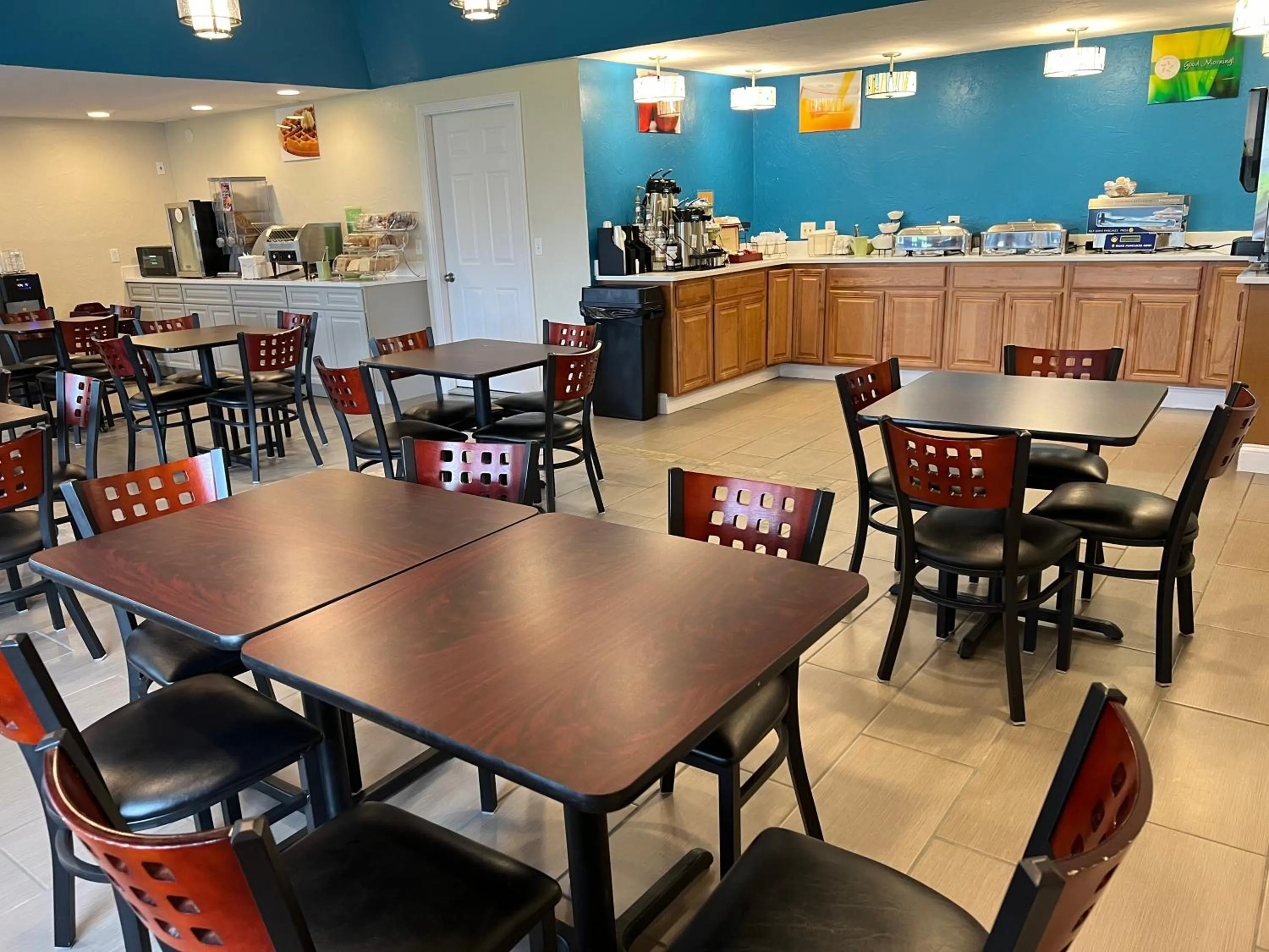 Coffee/tea facilities in Sunbird Cape Cod Resort