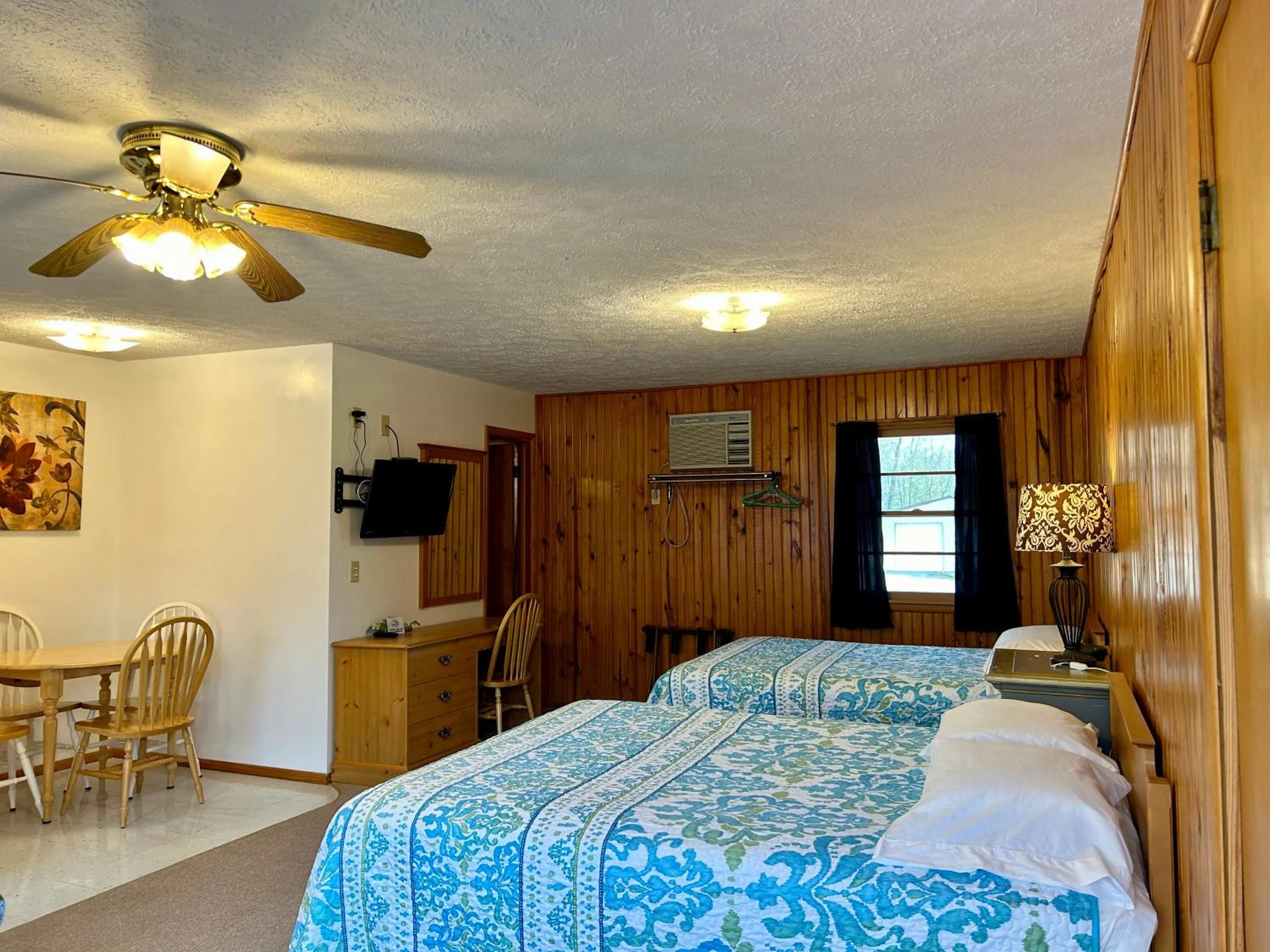 Bed in Driftwood Resort Bull Shoals