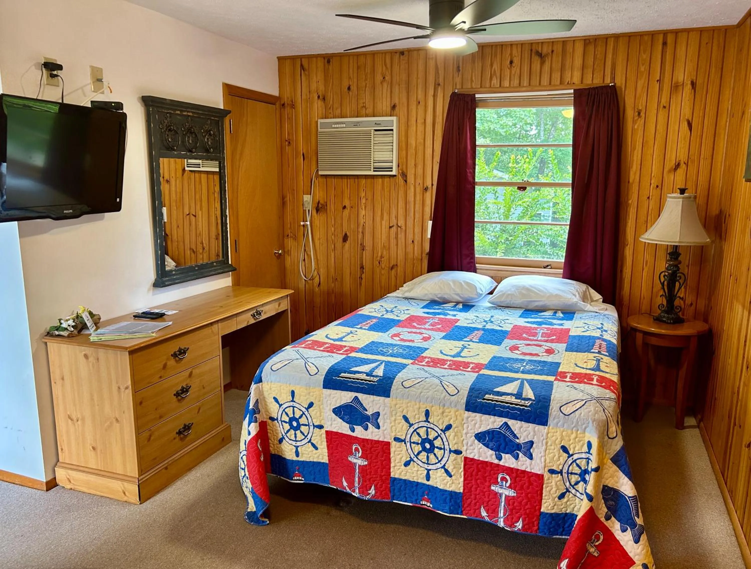 Bed in Driftwood Resort Bull Shoals