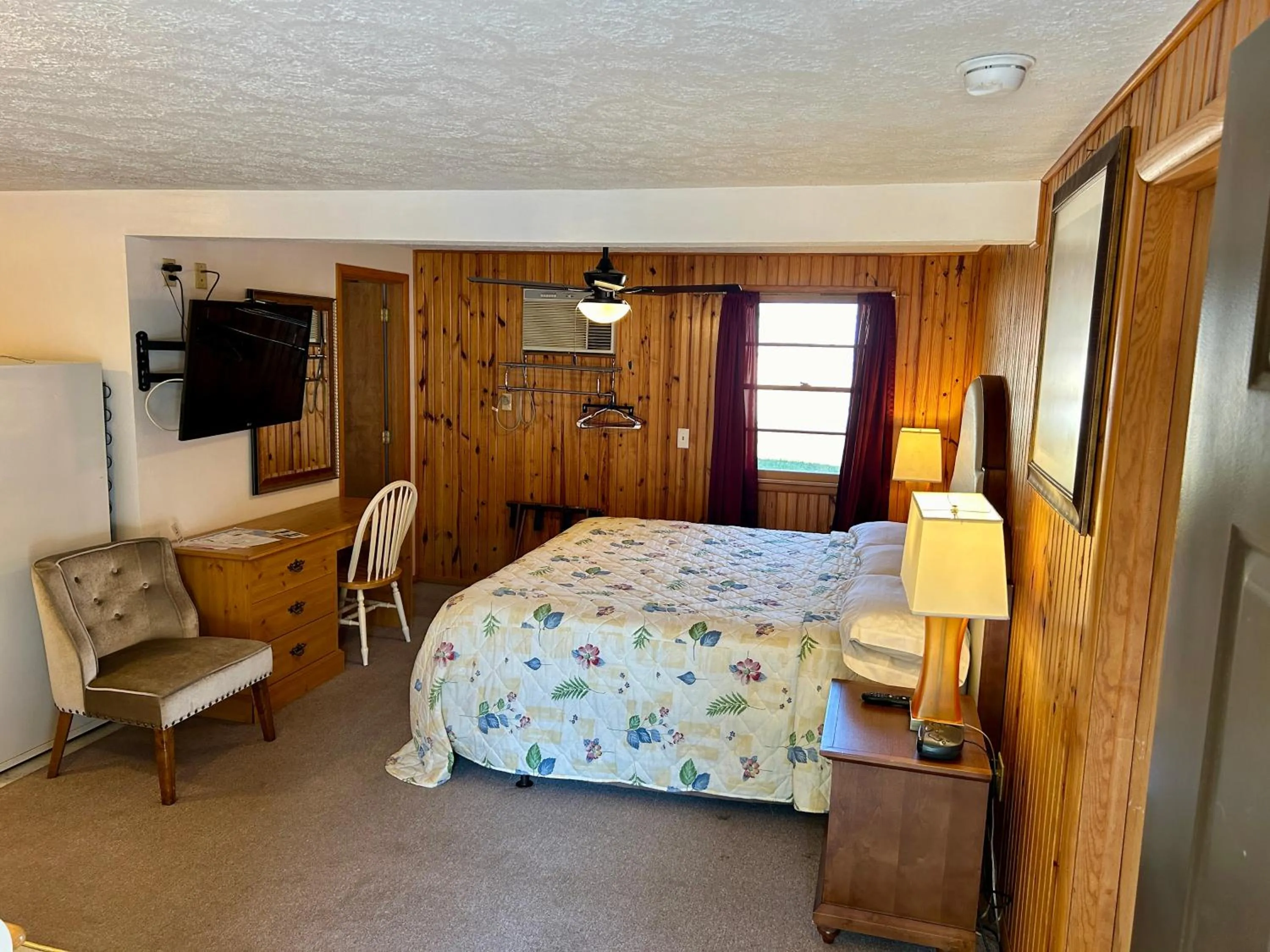 Bed in Driftwood Resort Bull Shoals