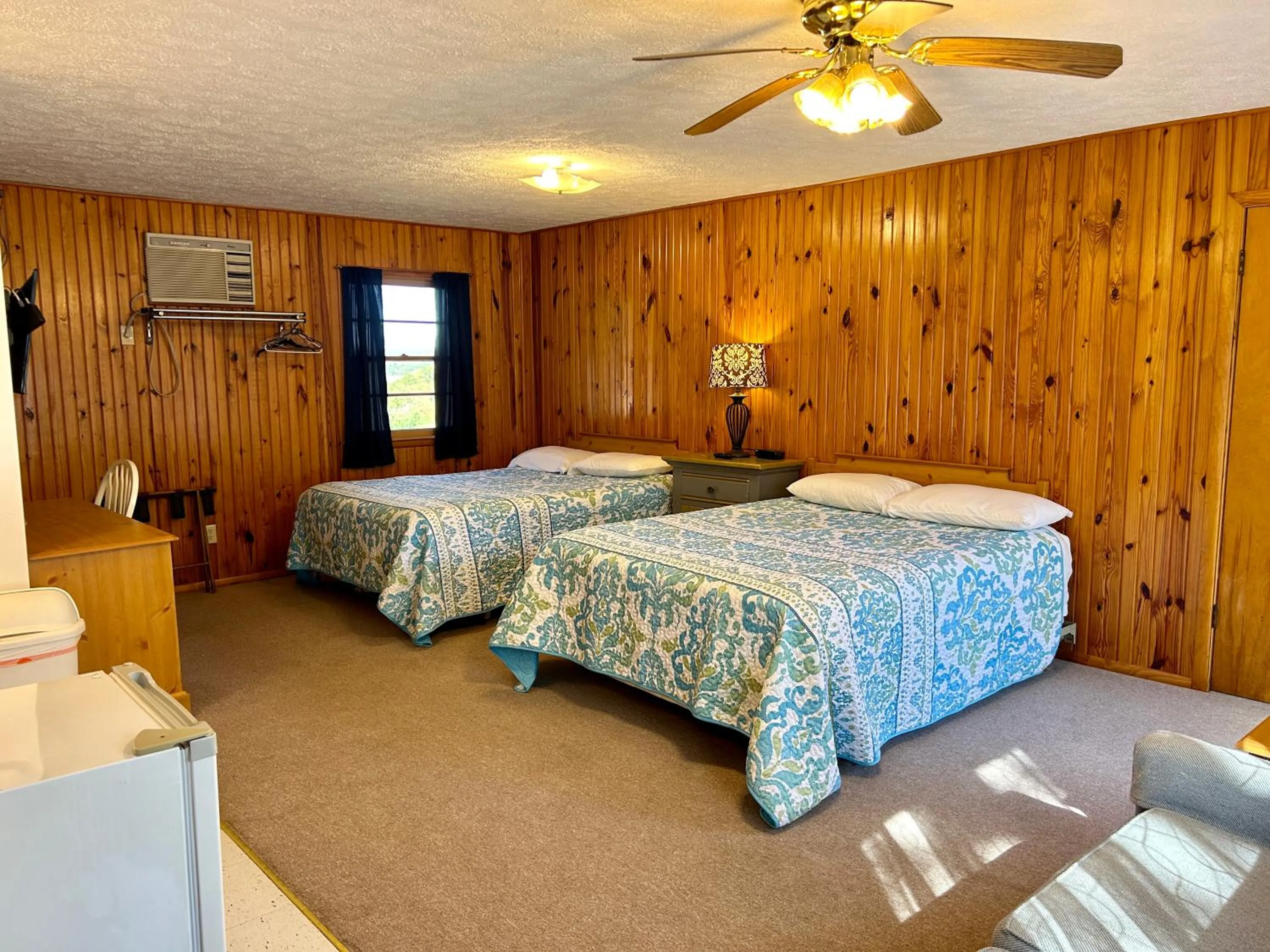 Bed in Driftwood Resort Bull Shoals