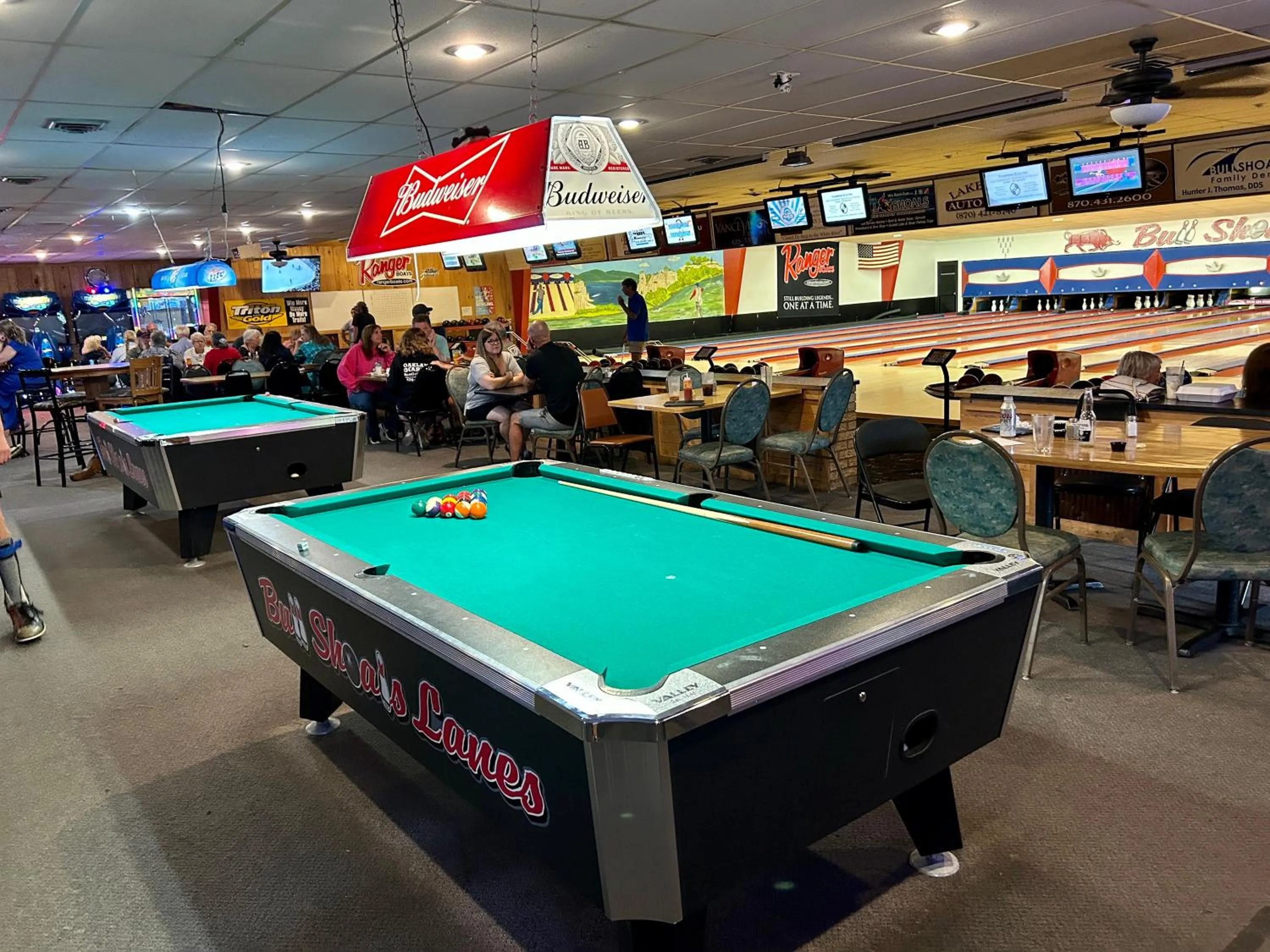 People in Driftwood Resort Bull Shoals